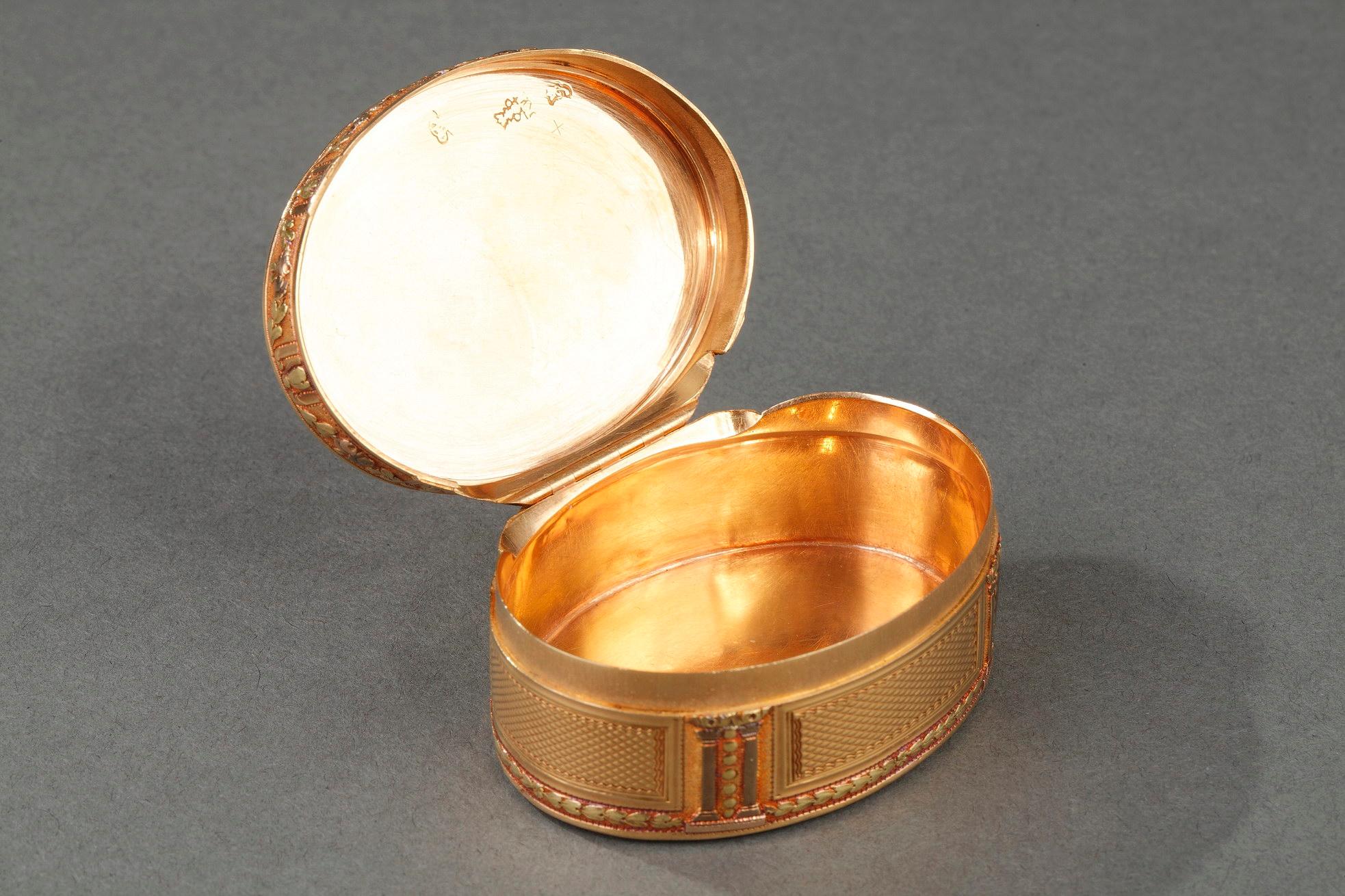 Louis XVI Gold Snuff Box, Circa 1778 For Sale 5