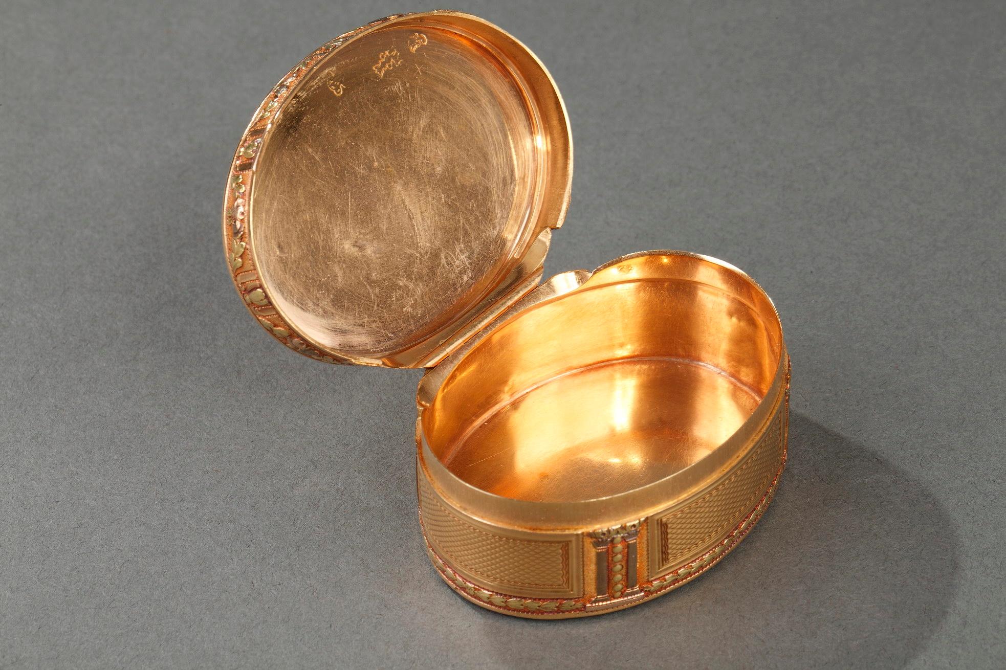 Louis XVI Gold Snuff Box, Circa 1778 For Sale 3