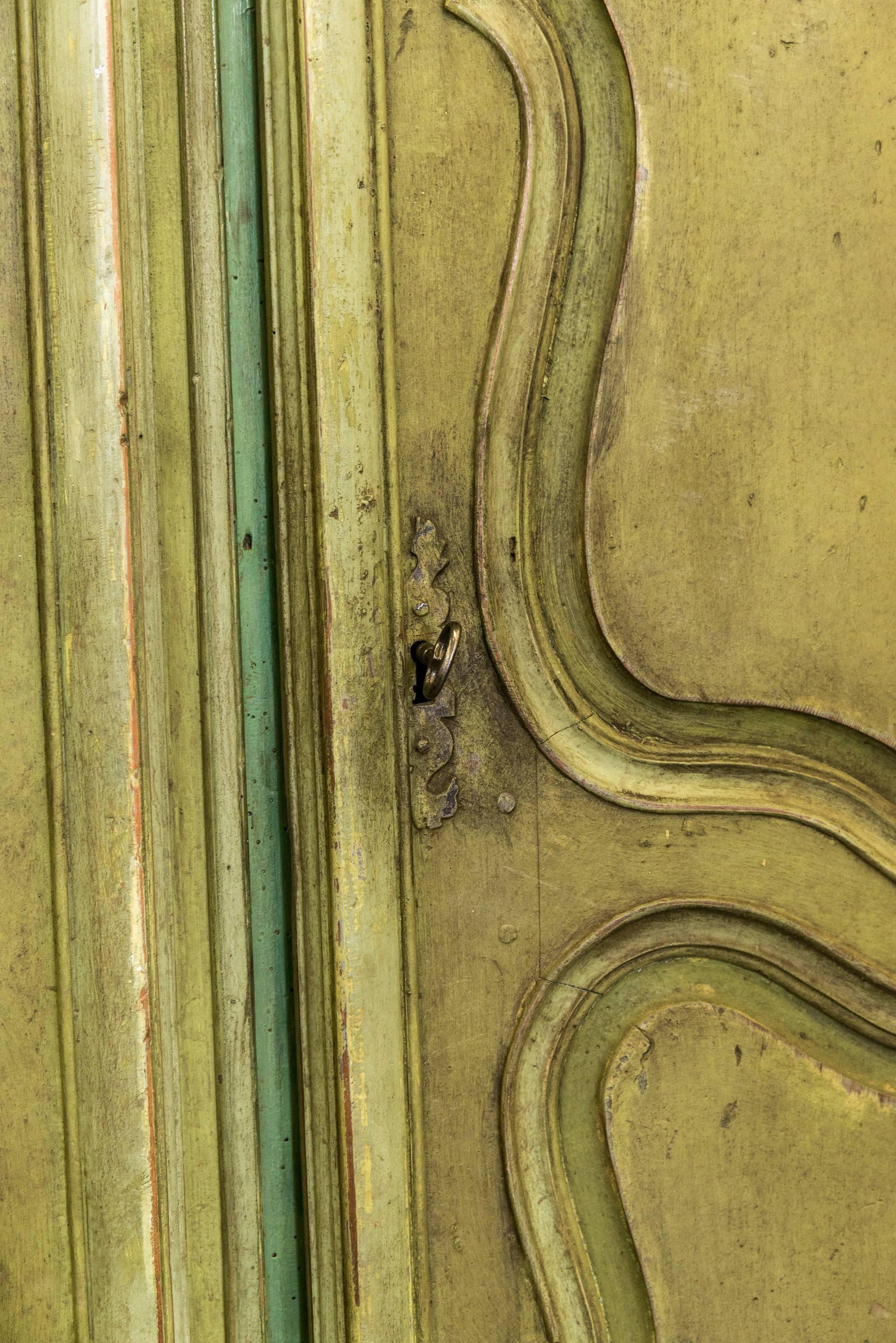 Une armoire Louis XVI grise magnifiquement peinte, de l'époque de la Provence ou de l'Auvergne, française, fin du 18ème siècle.