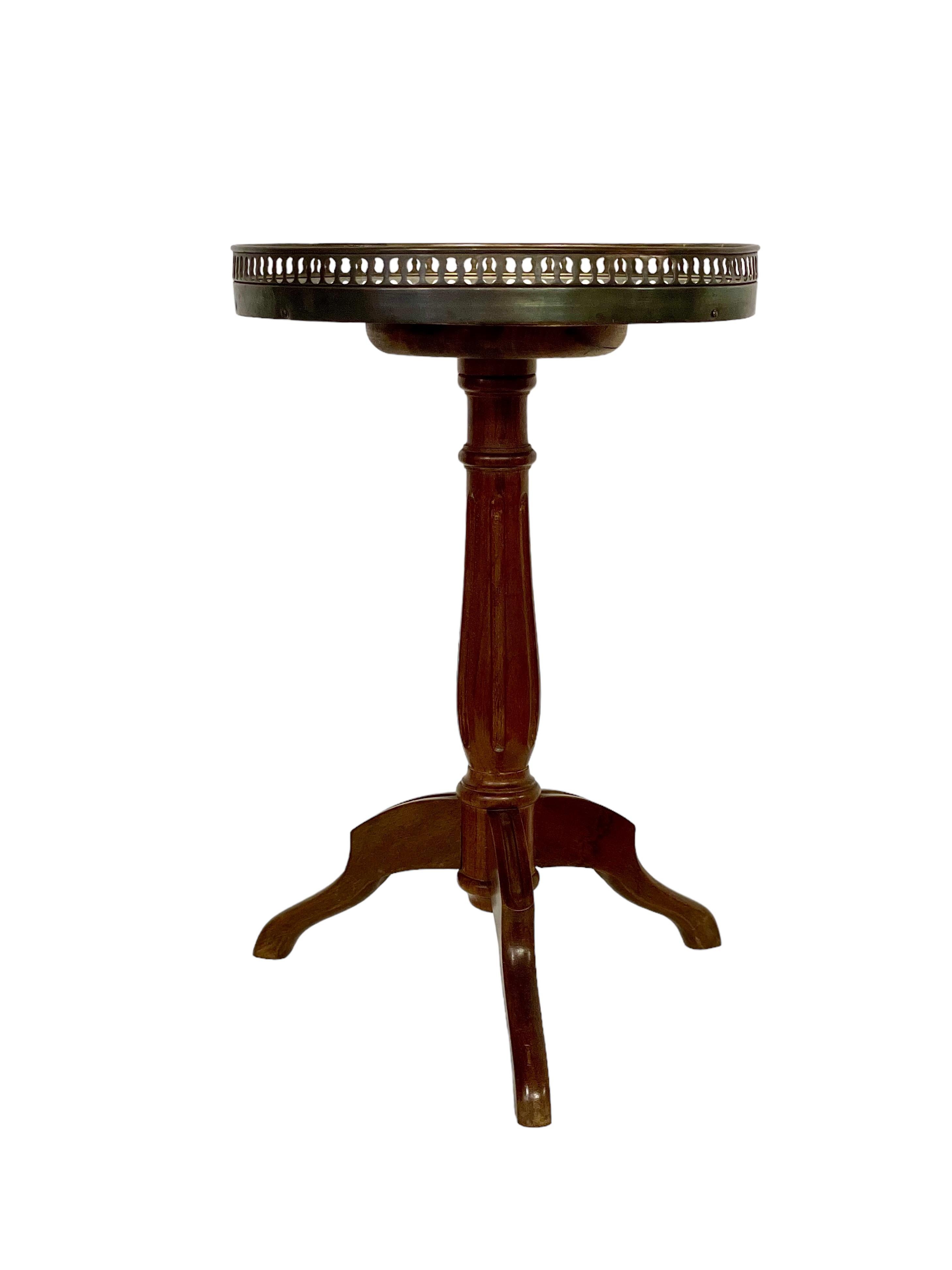 An extremely elegant Louis XVI 'Guéridon' wine table, featuring a rotating top and shaped tripod base. The circular tray is made from cool, polished grey-veined marble, and is edged with a gorgeous pierced bronze openwork gallery – a beautiful and
