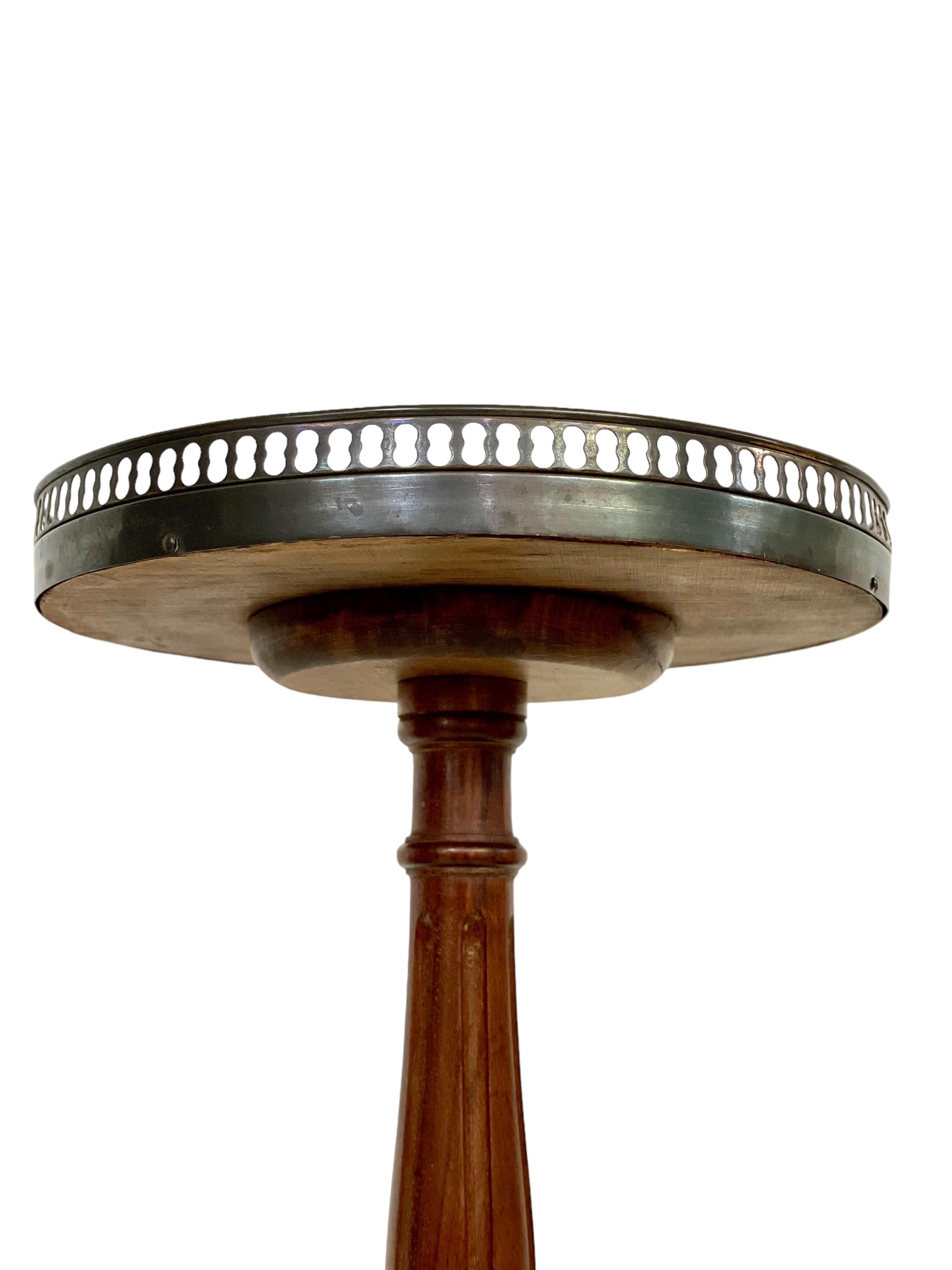  Louis XVI Guéridon Tisch mit Marmorplatte im Zustand „Gut“ im Angebot in LA CIOTAT, FR