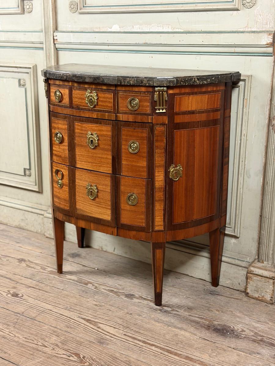 Cassettiera a mezzaluna Luigi XVI in legno impiallacciato di frutta, Francia, XVIII secolo in vendita 5