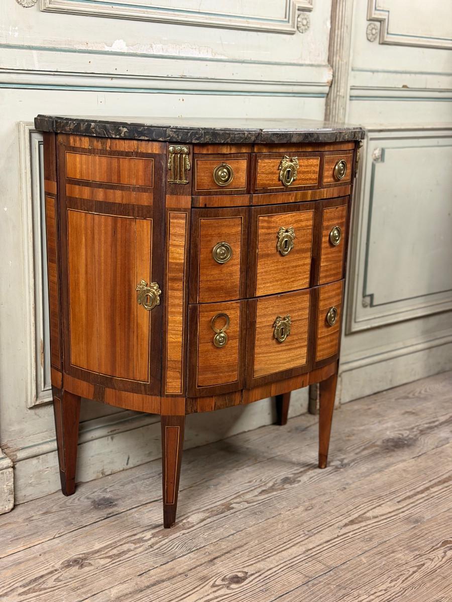 Cassettiera a mezzaluna Luigi XVI in legno impiallacciato di frutta, Francia, XVIII secolo in vendita 6