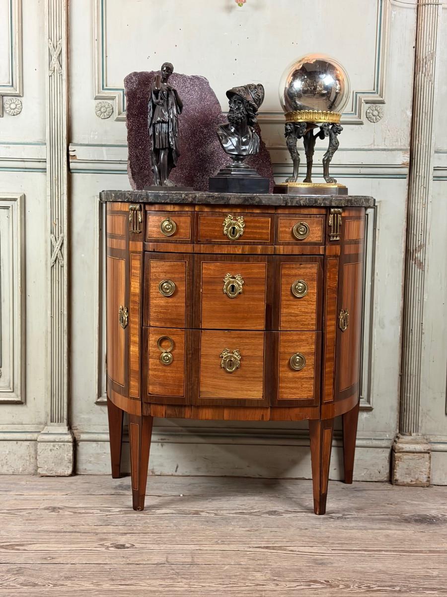 Cassettiera a mezzaluna Luigi XVI in legno impiallacciato di frutta, Francia, XVIII secolo in vendita 7