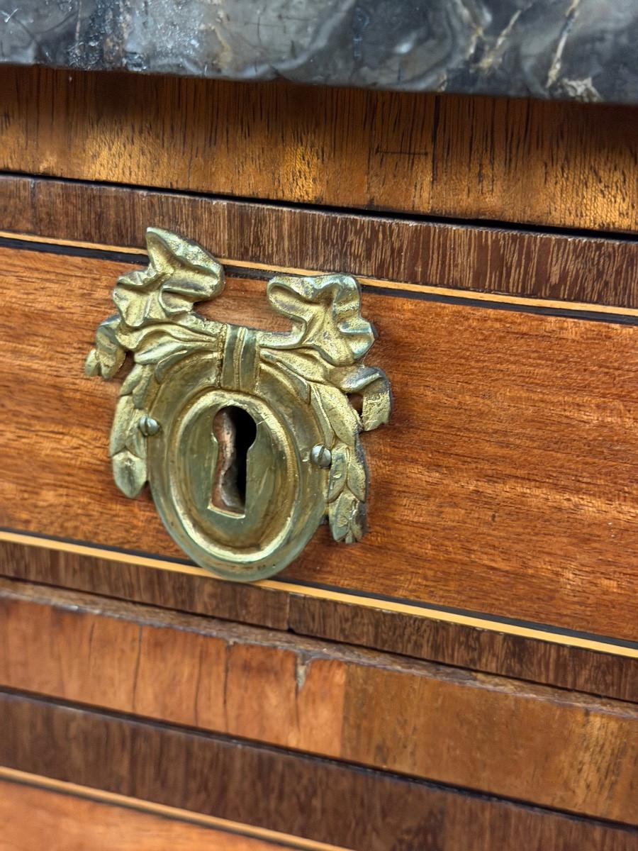 Cassettiera a mezzaluna Luigi XVI in legno impiallacciato di frutta, Francia, XVIII secolo in vendita 8