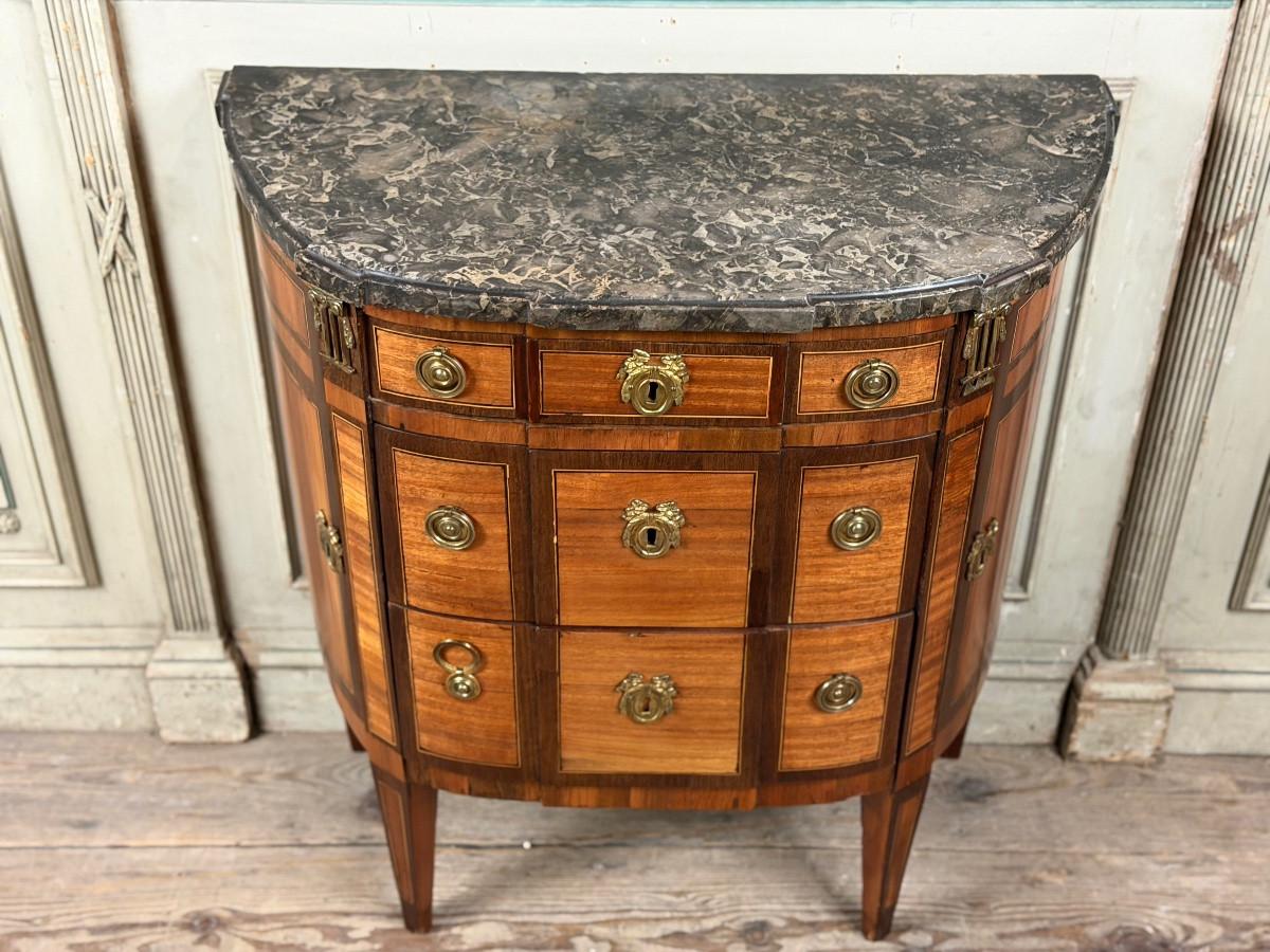 Cassettiera a mezzaluna Luigi XVI in legno impiallacciato di frutta, Francia, XVIII secolo In condizioni ottime in vendita a Honnelles, WHT