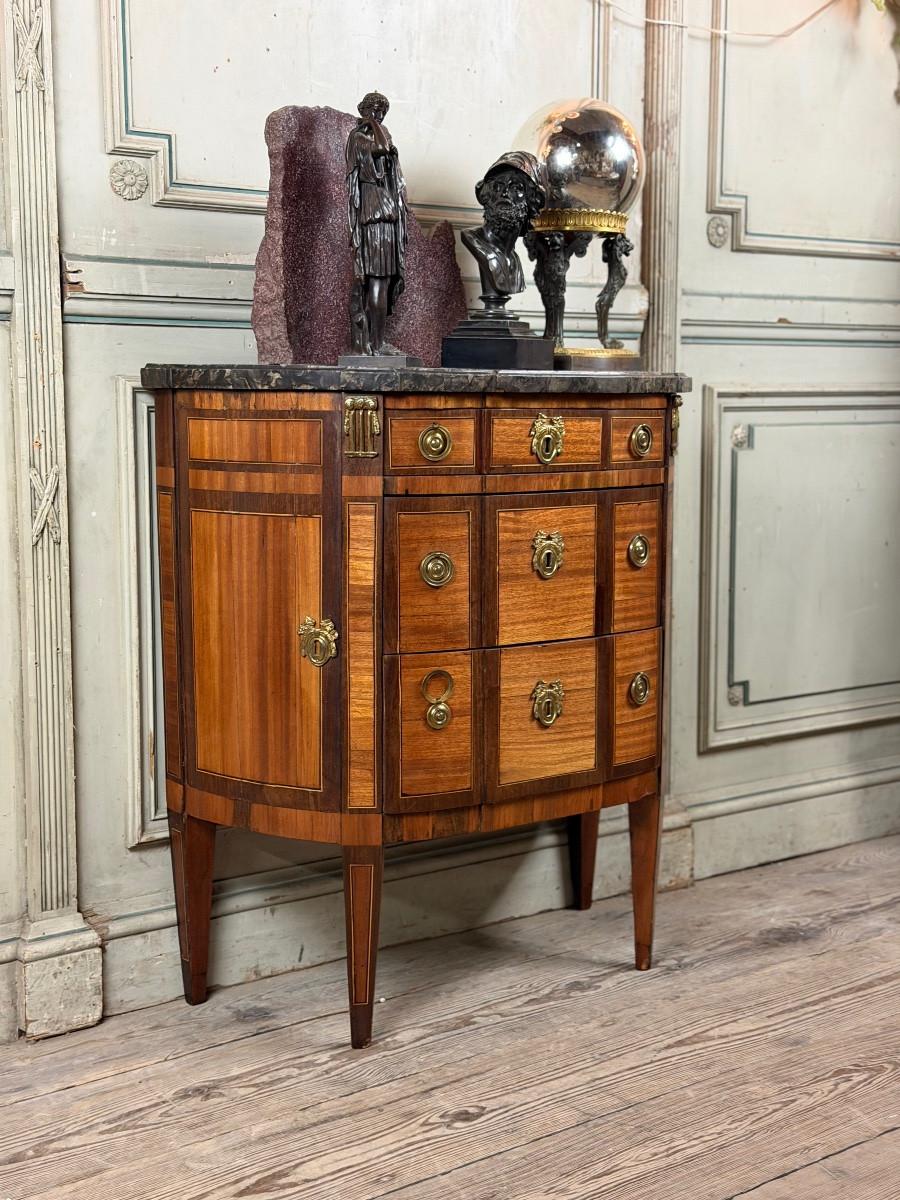 Fino al XVIII secolo Cassettiera a mezzaluna Luigi XVI in legno impiallacciato di frutta, Francia, XVIII secolo in vendita