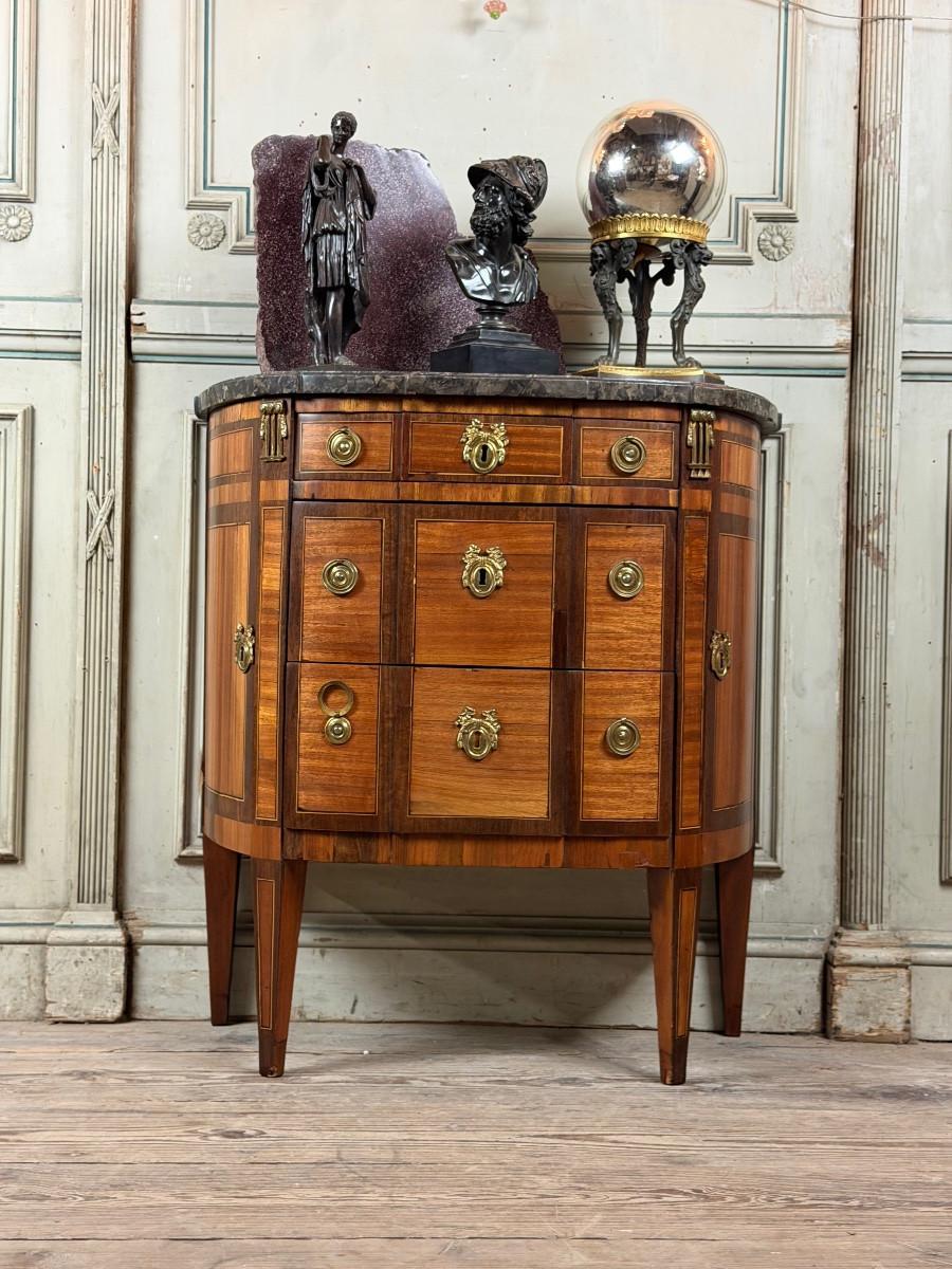 Cassettiera a mezzaluna Luigi XVI in legno impiallacciato di frutta, Francia, XVIII secolo in vendita 1