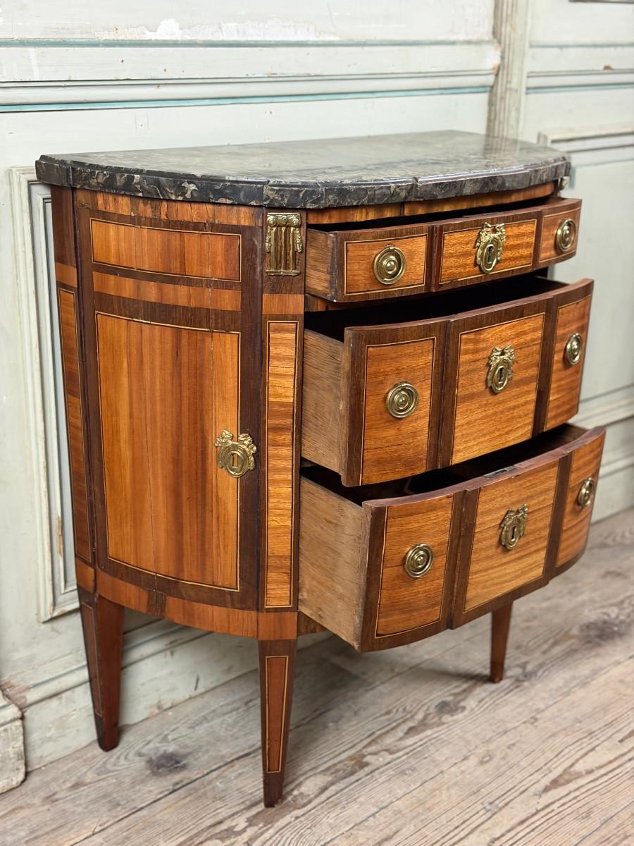 Cassettiera a mezzaluna Luigi XVI in legno impiallacciato di frutta, Francia, XVIII secolo in vendita 2