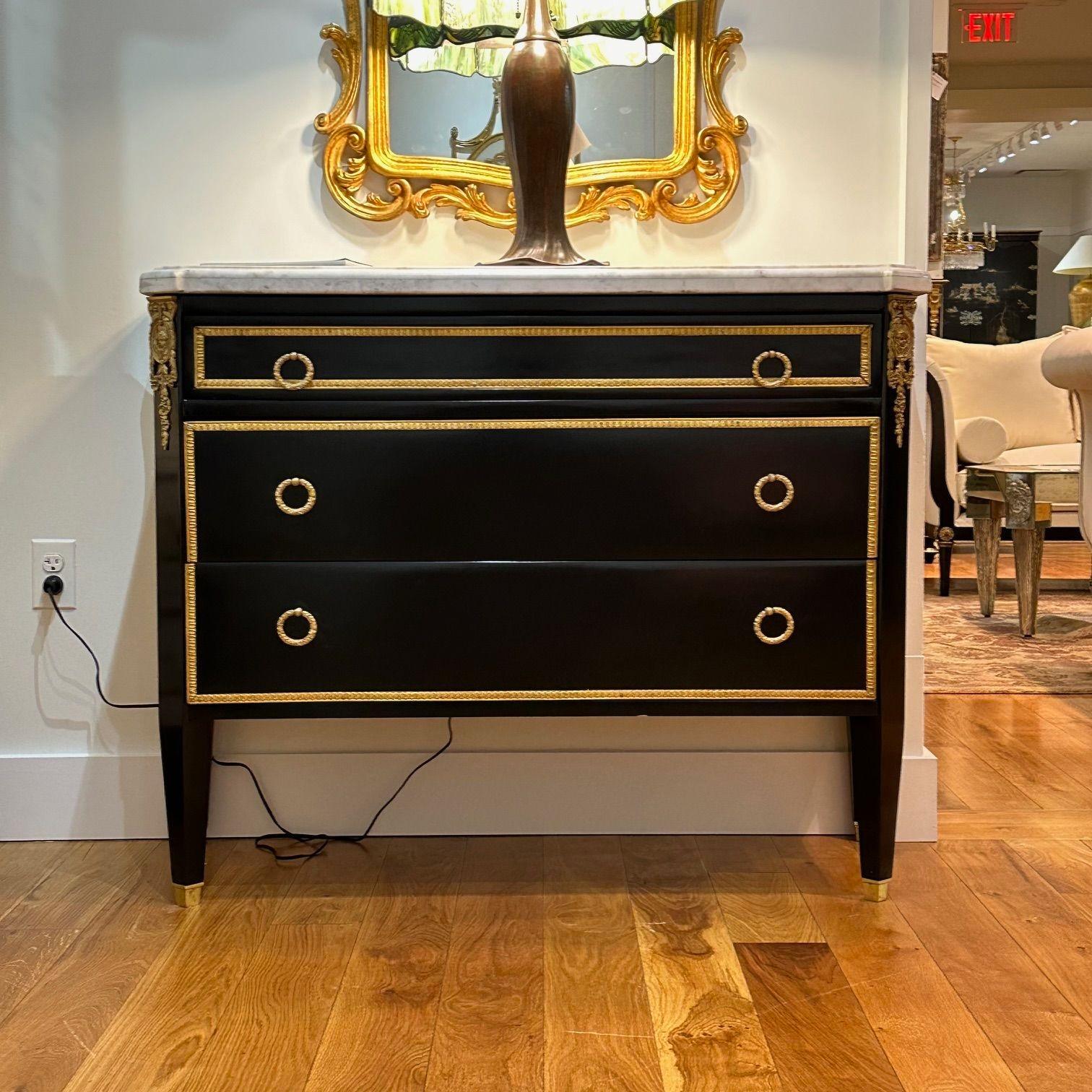 Luigi XVI, Hollywood Regency, Commodes, Legno dipinto di nero, Bronzo, Marmo

Coppia di armadi tradizionali in stile Luigi XVI alla maniera della Maison Jansen. Ogni esemplare presenta tre cassetti a coda di rondine, montature in bronzo, tiretti