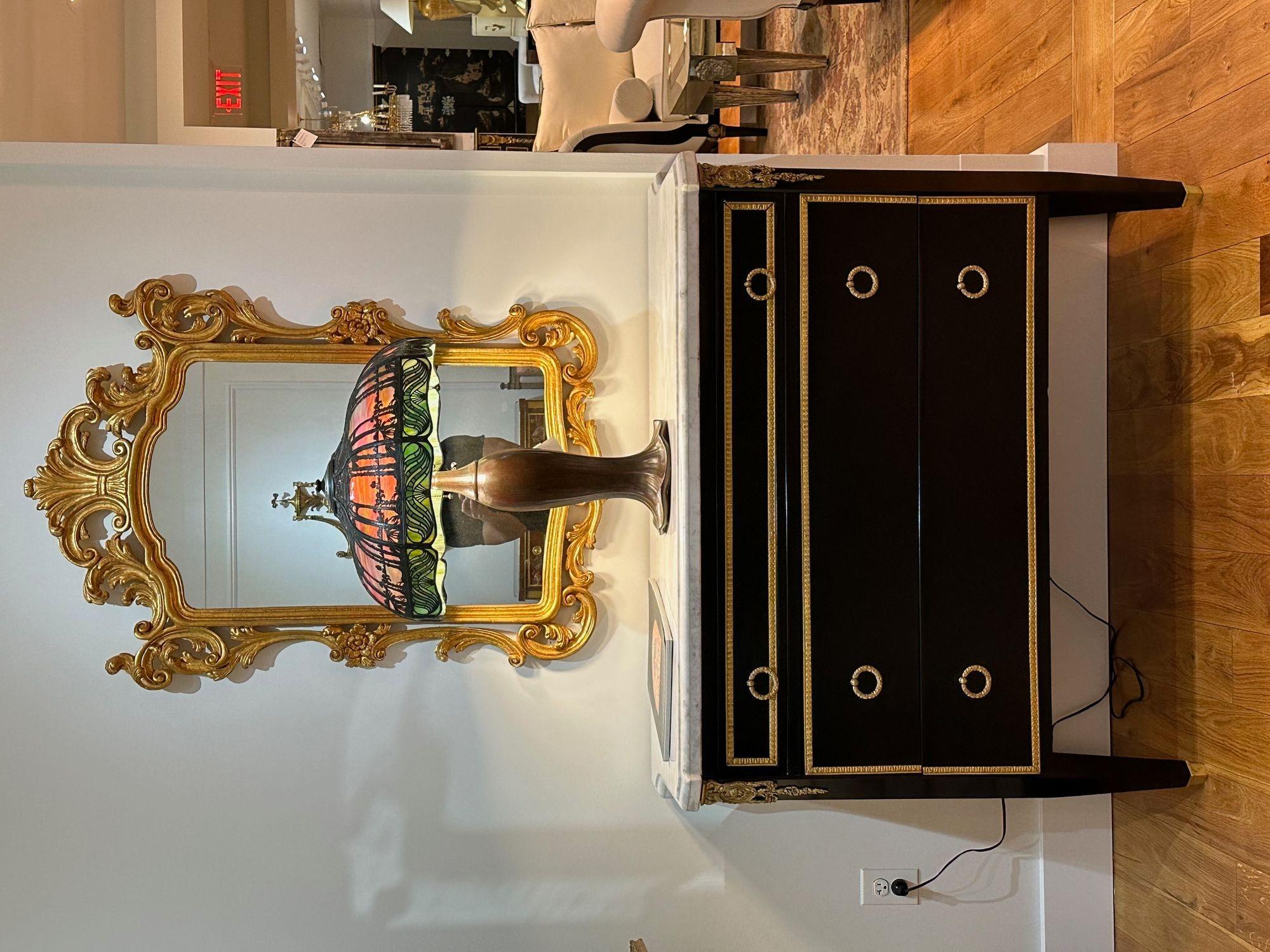 Luigi XVI, Hollywood Regency, Commodes, Legno dipinto di nero, Bronzo, Marmo In condizioni buone in vendita a Manhasset, NY