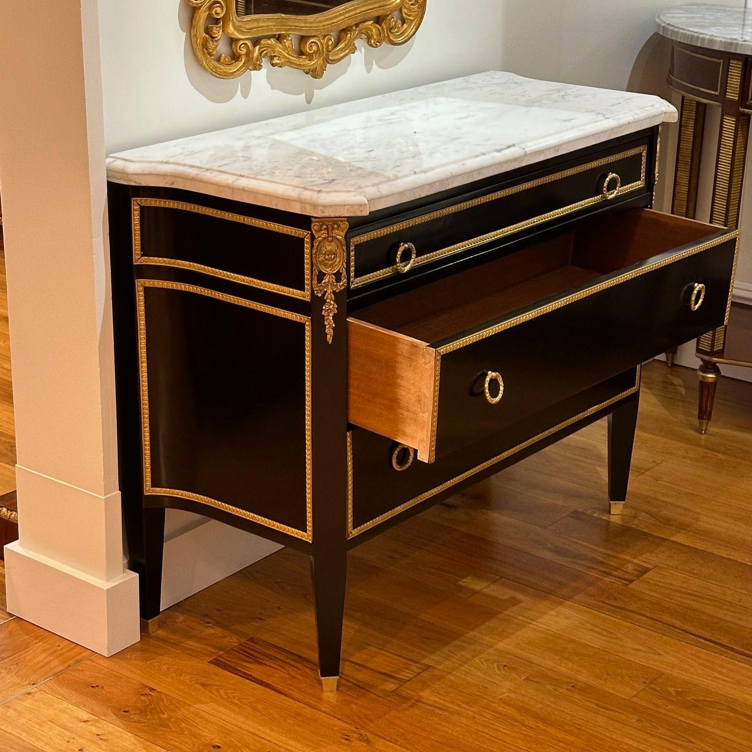 Luigi XVI, Hollywood Regency, Commodes, Legno dipinto di nero, Bronzo, Marmo in vendita 1