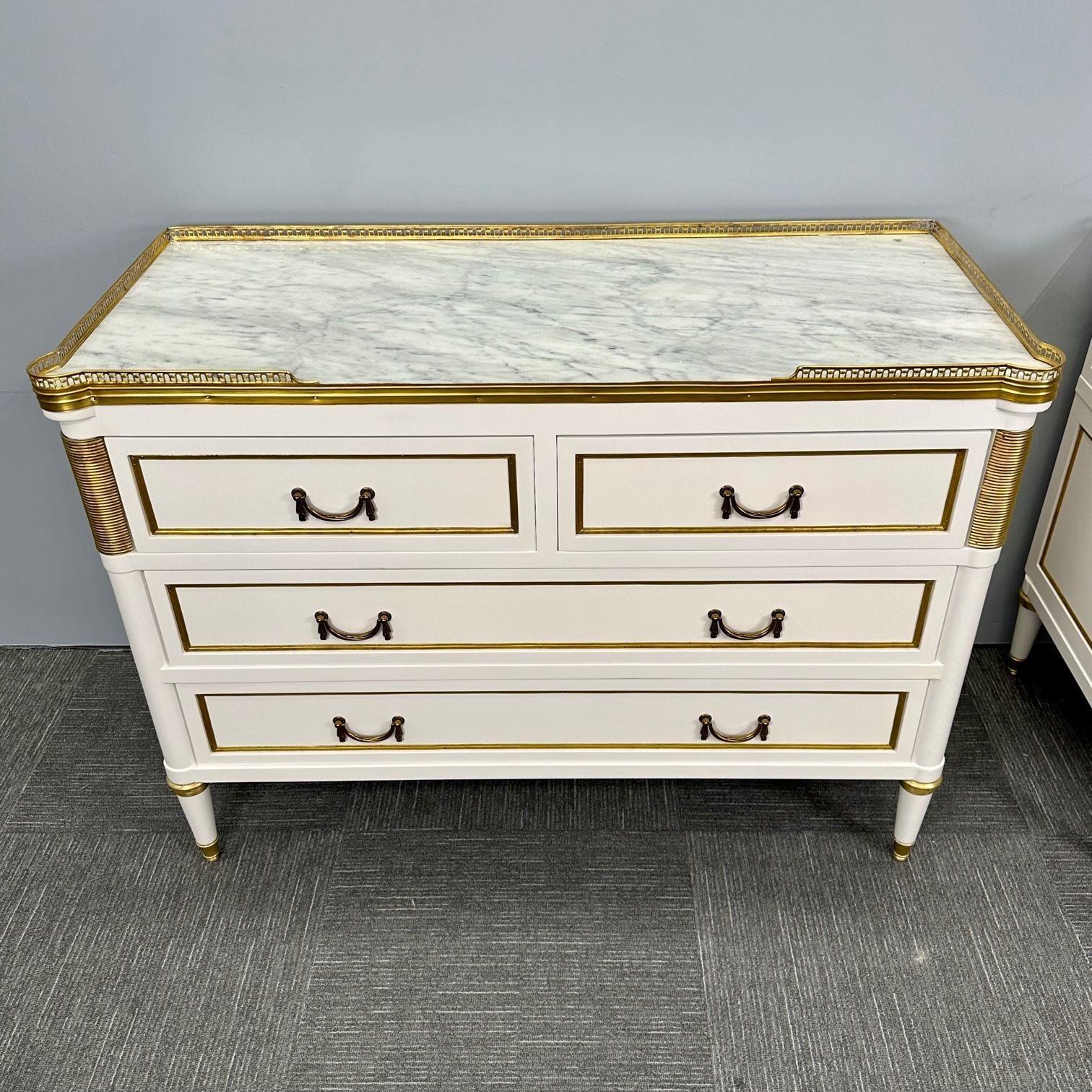 Louis XVI Hollywood Regency Maison Jansen Style White Commodes / Nightstands In Good Condition For Sale In Stamford, CT