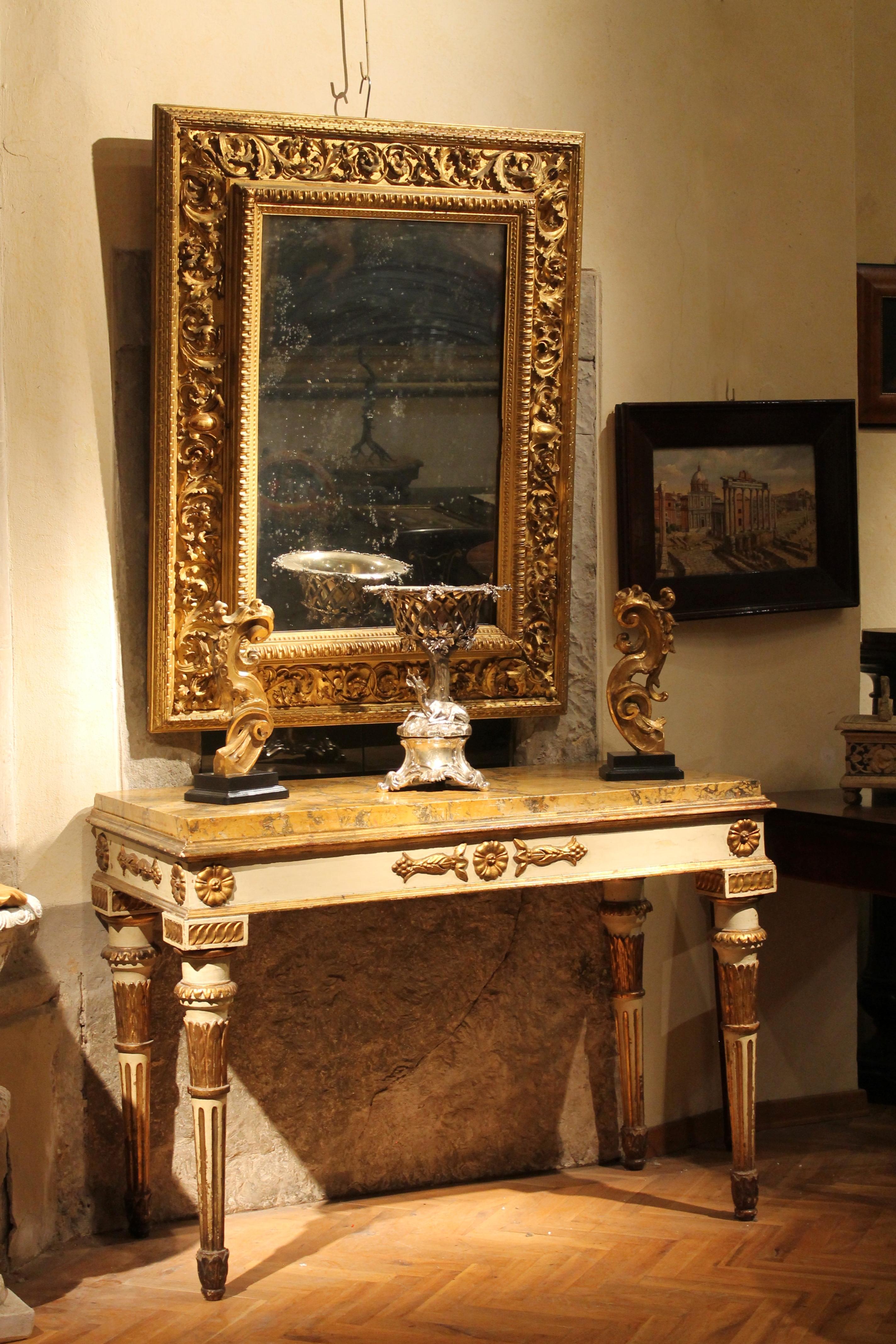 Laqué Console italienne Louis XVI en laque blanche et bois doré avec plateau en marbre Scagliola de Sienne en vente