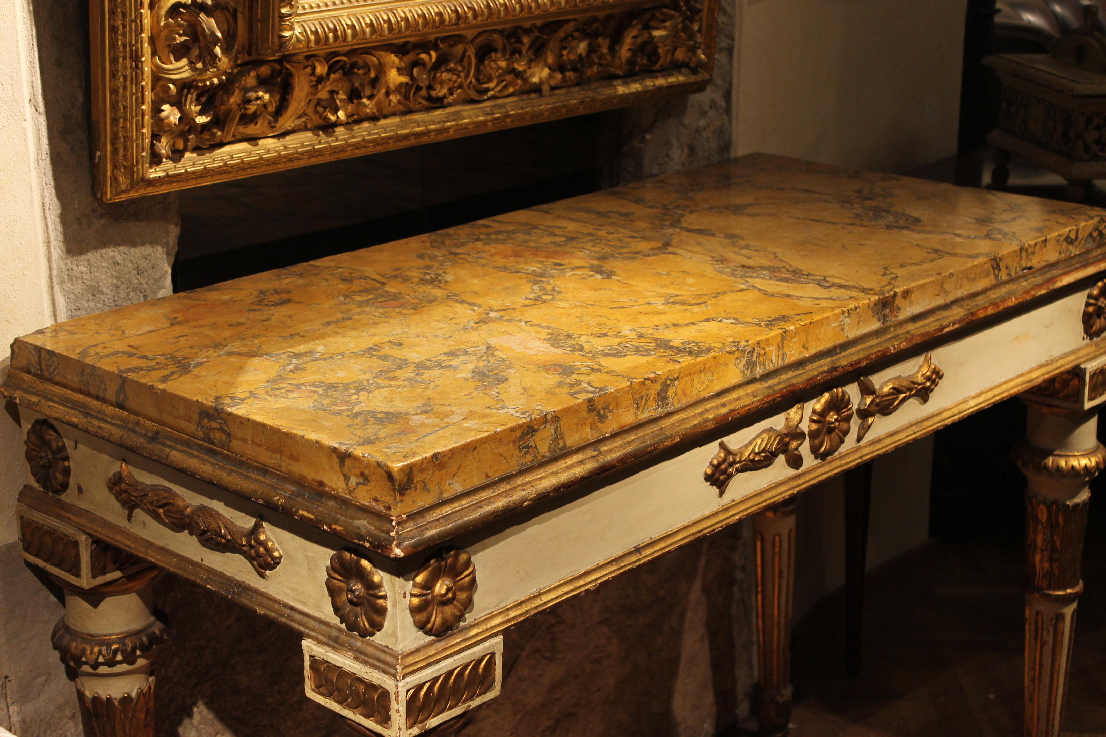 Console italienne Louis XVI en laque blanche et bois doré avec plateau en marbre Scagliola de Sienne en vente 1