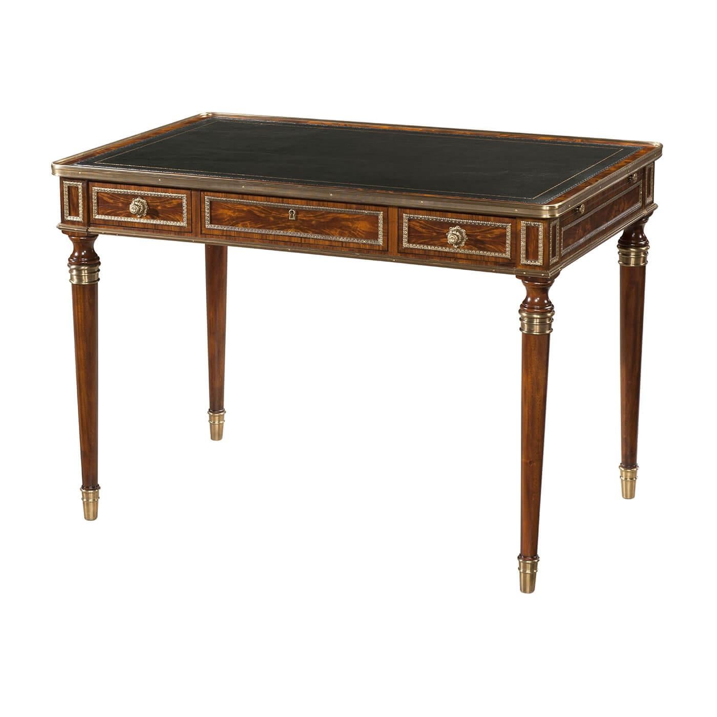 Bureau plat en acajou et laiton, avec une surface d'écriture en cuir et trois tiroirs en frise, sur des pieds tournés Français. L'original Louis XVI.

Dimensions : 42.75