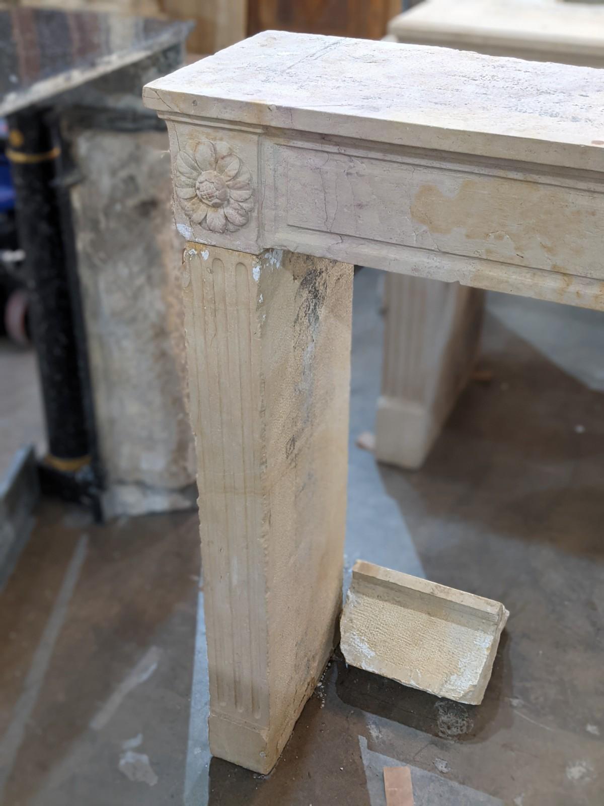 Louis XVI Limestone Mantel from France In Good Condition For Sale In Dallas, TX