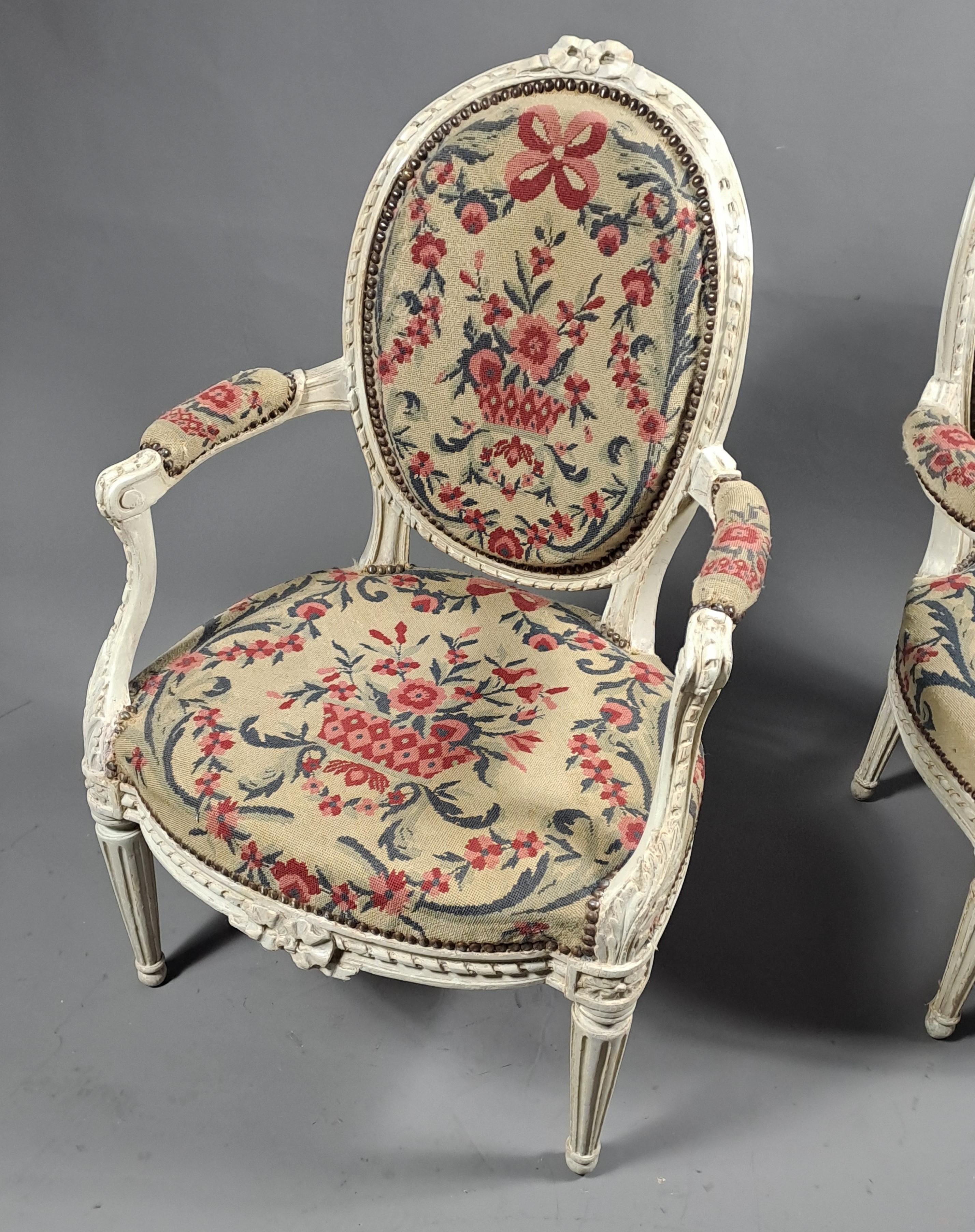Louis XVI-Wohnzimmer in grau lackiertem Holz und Wandteppich im Angebot 4