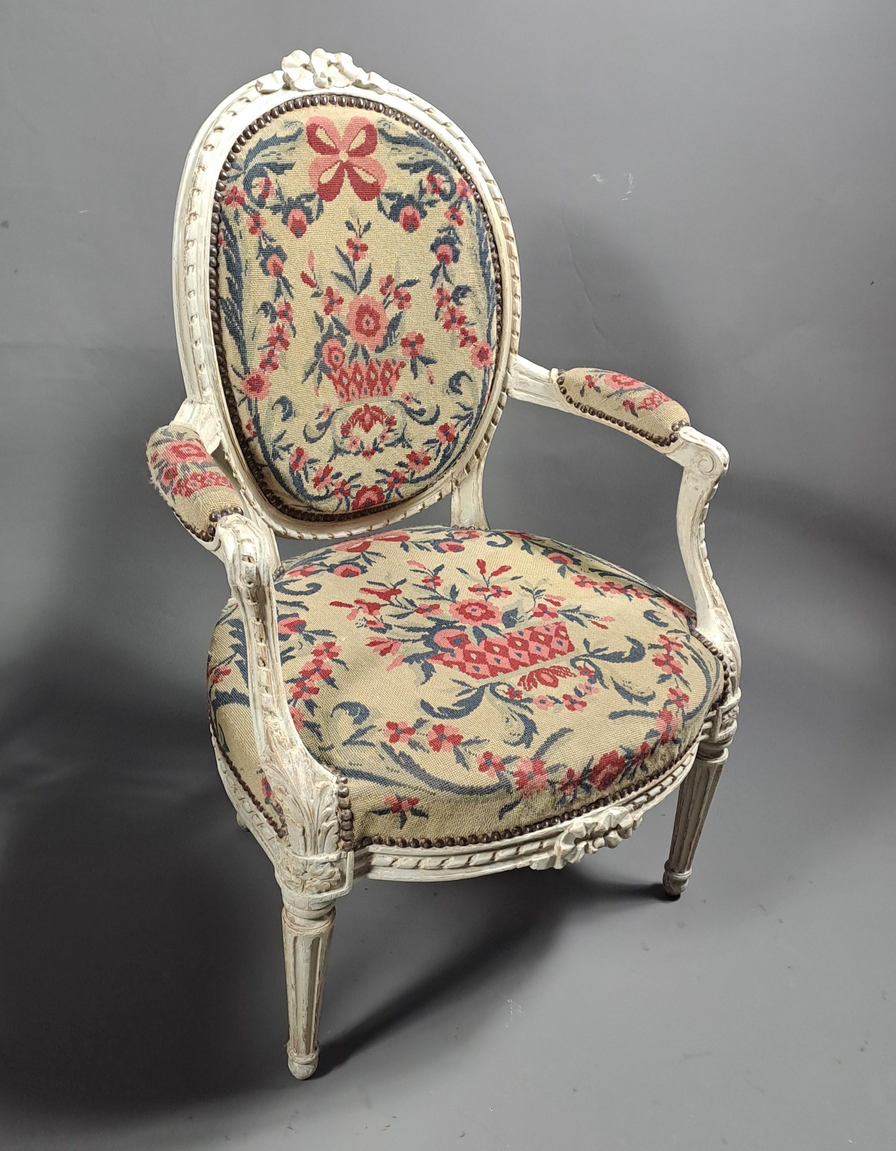 Louis XVI-Wohnzimmer in grau lackiertem Holz und Wandteppich im Angebot 5
