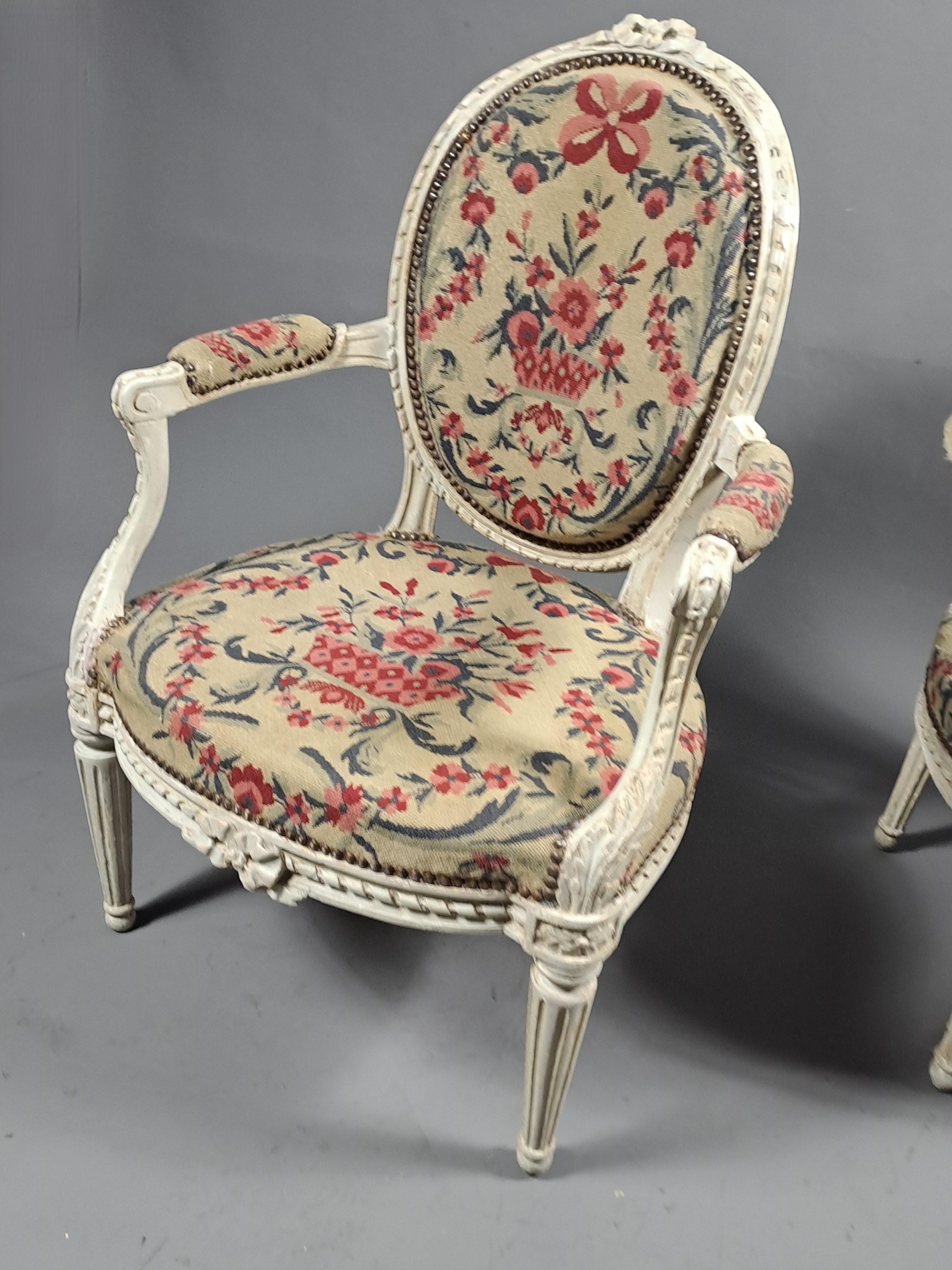 Louis XVI-Wohnzimmer in grau lackiertem Holz und Wandteppich im Angebot 6