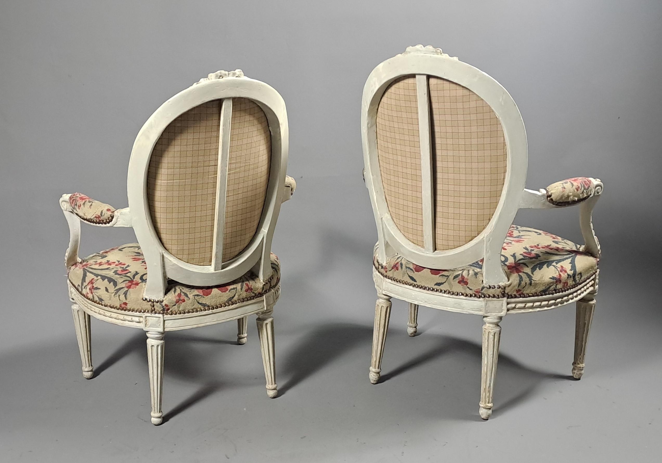 Louis XVI-Wohnzimmer in grau lackiertem Holz und Wandteppich im Angebot 7