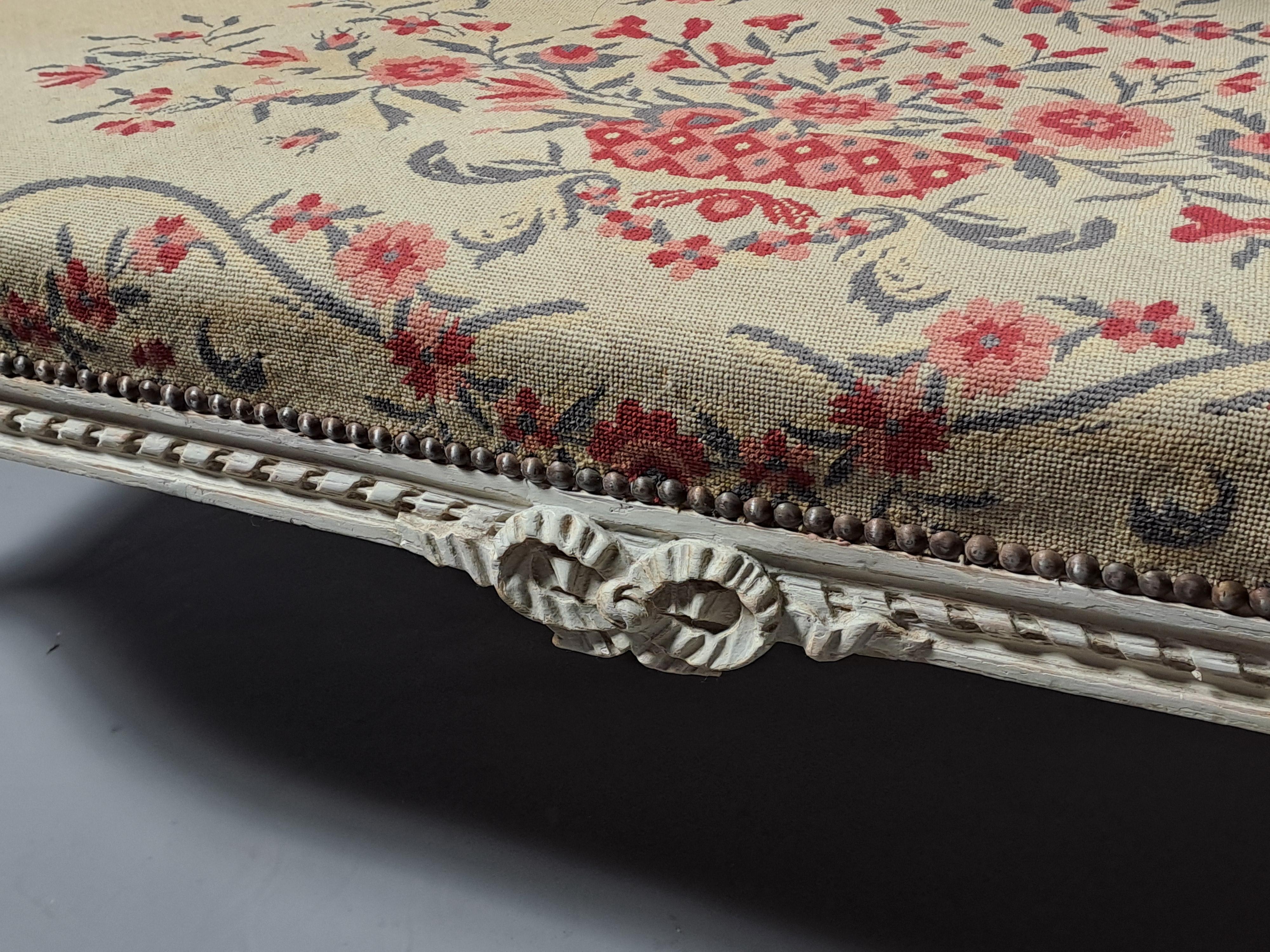 Louis XVI-Wohnzimmer in grau lackiertem Holz und Wandteppich (Lackiert) im Angebot