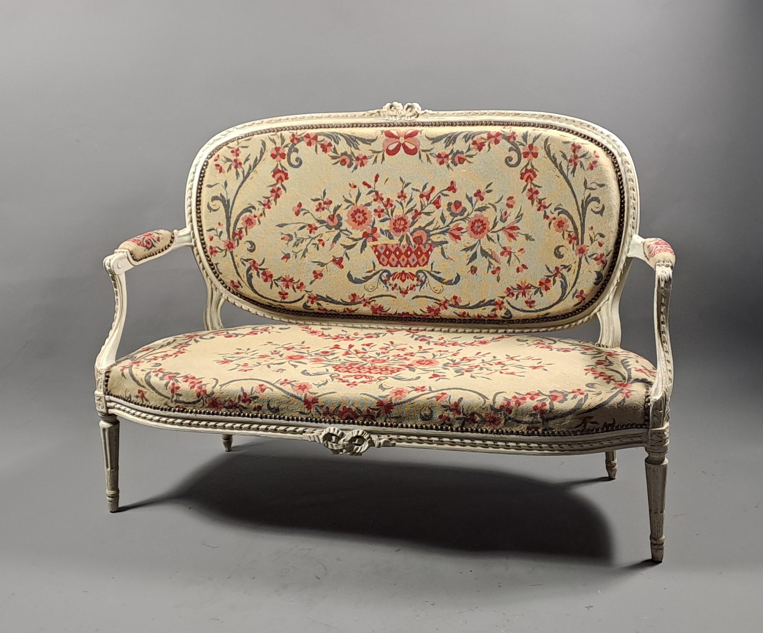 Louis XVI-Wohnzimmer in grau lackiertem Holz und Wandteppich im Zustand „Relativ gut“ im Angebot in BARSAC, FR