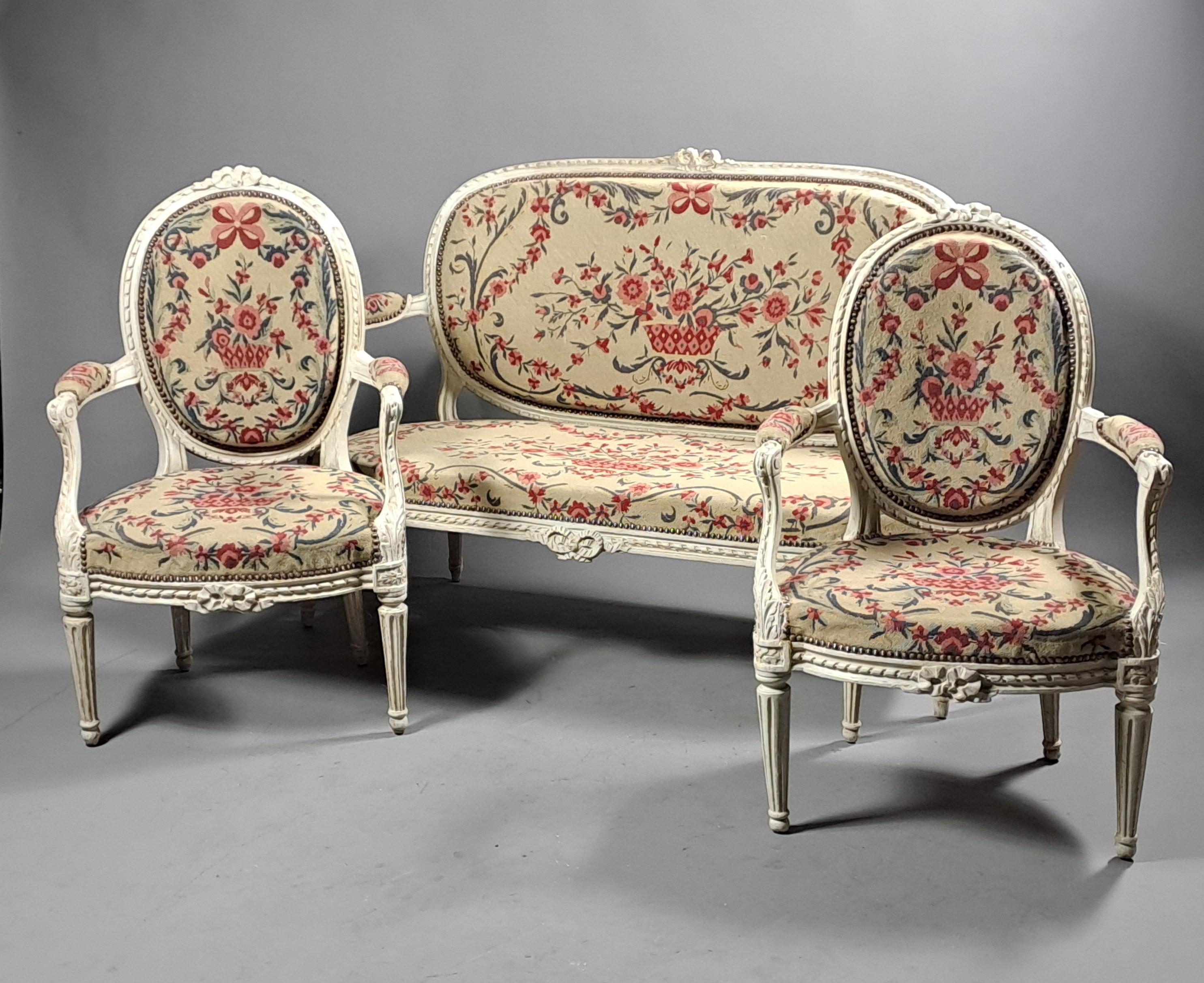 Louis XVI-Wohnzimmer in grau lackiertem Holz und Wandteppich (18. Jahrhundert) im Angebot