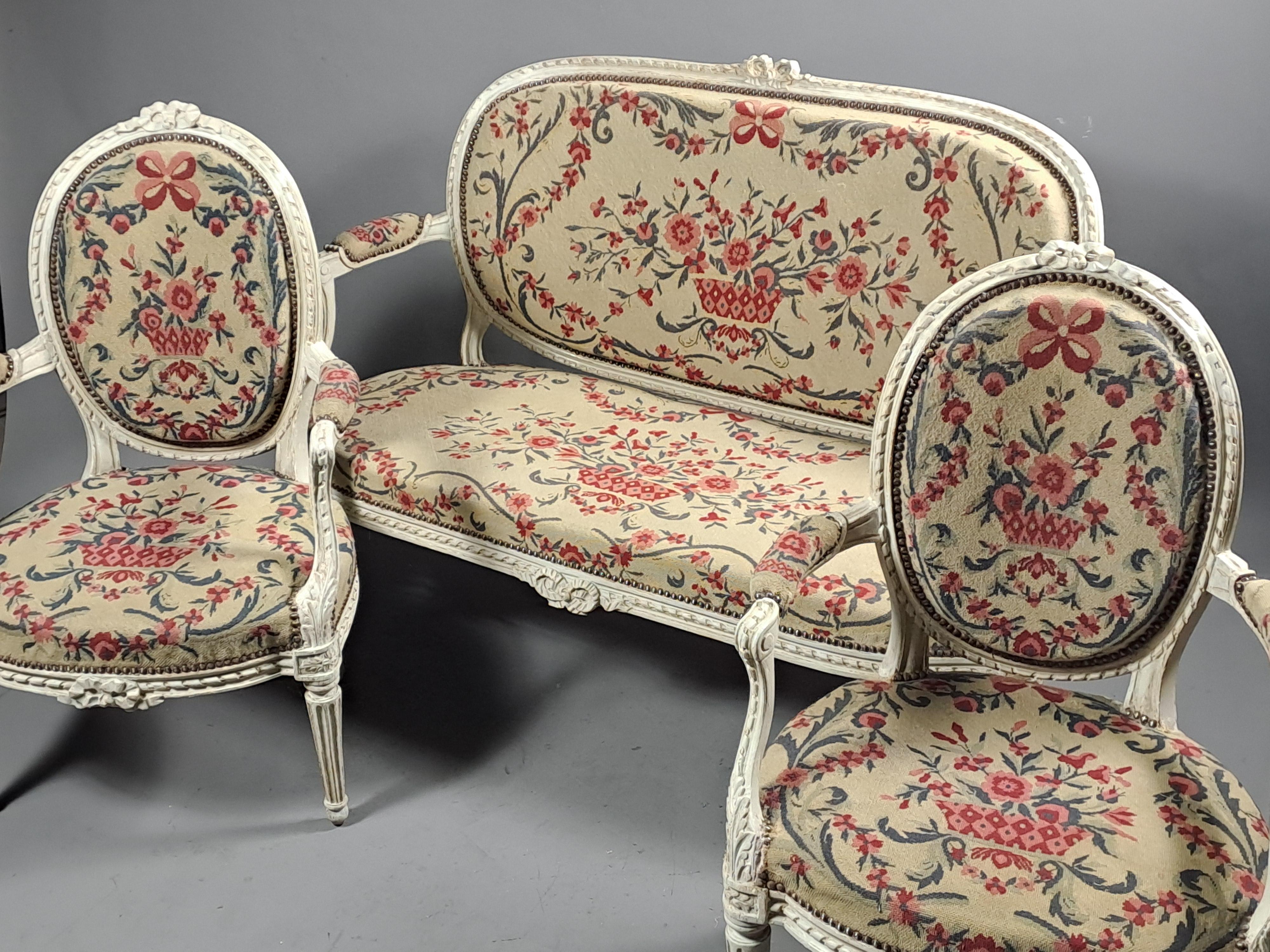 Louis XVI-Wohnzimmer in grau lackiertem Holz und Wandteppich im Angebot 1