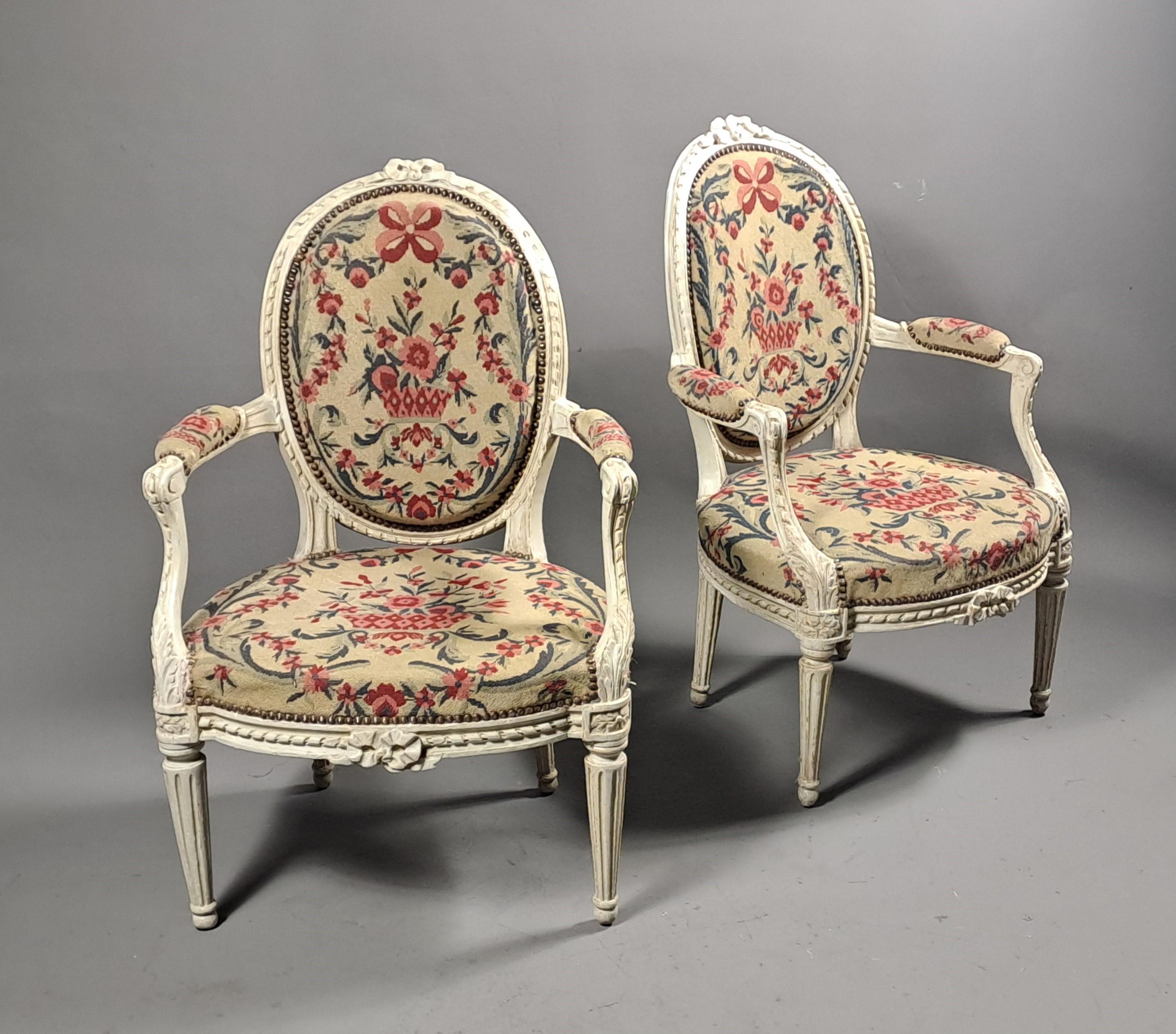 Louis XVI-Wohnzimmer in grau lackiertem Holz und Wandteppich im Angebot 2