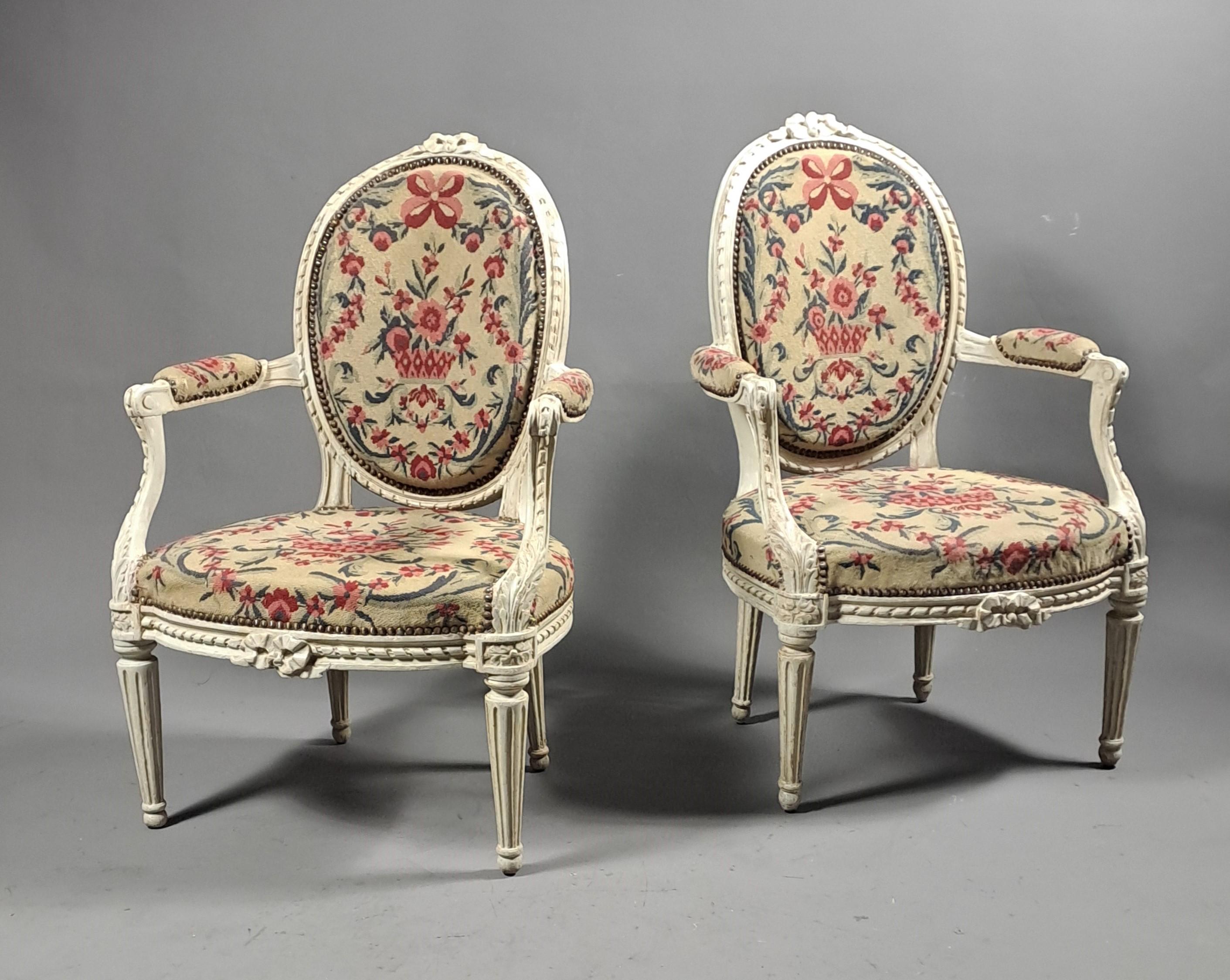 Louis XVI-Wohnzimmer in grau lackiertem Holz und Wandteppich im Angebot 3