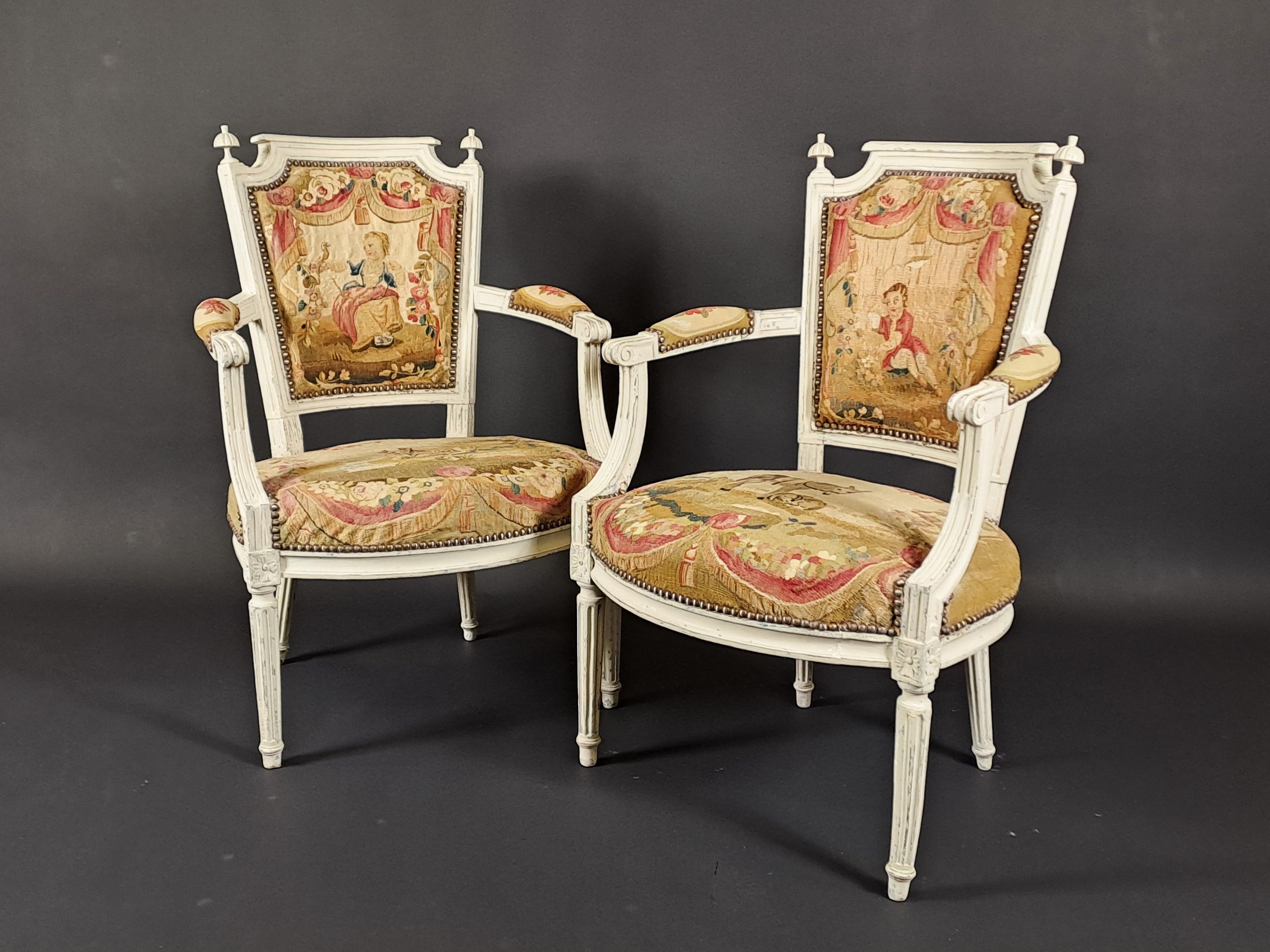 Prächtiges Wohnzimmer im Louis XVI-Stil aus weiß lackiertem, geschnitztem Holz, mit Gendarmenhut, gerillten Gurten und kannelierten Füßen.

Bestehend aus einem großen achtbeinigen Sofa und zwei Sesseln.

Polsterung mit Aubusson-Wandteppich mit