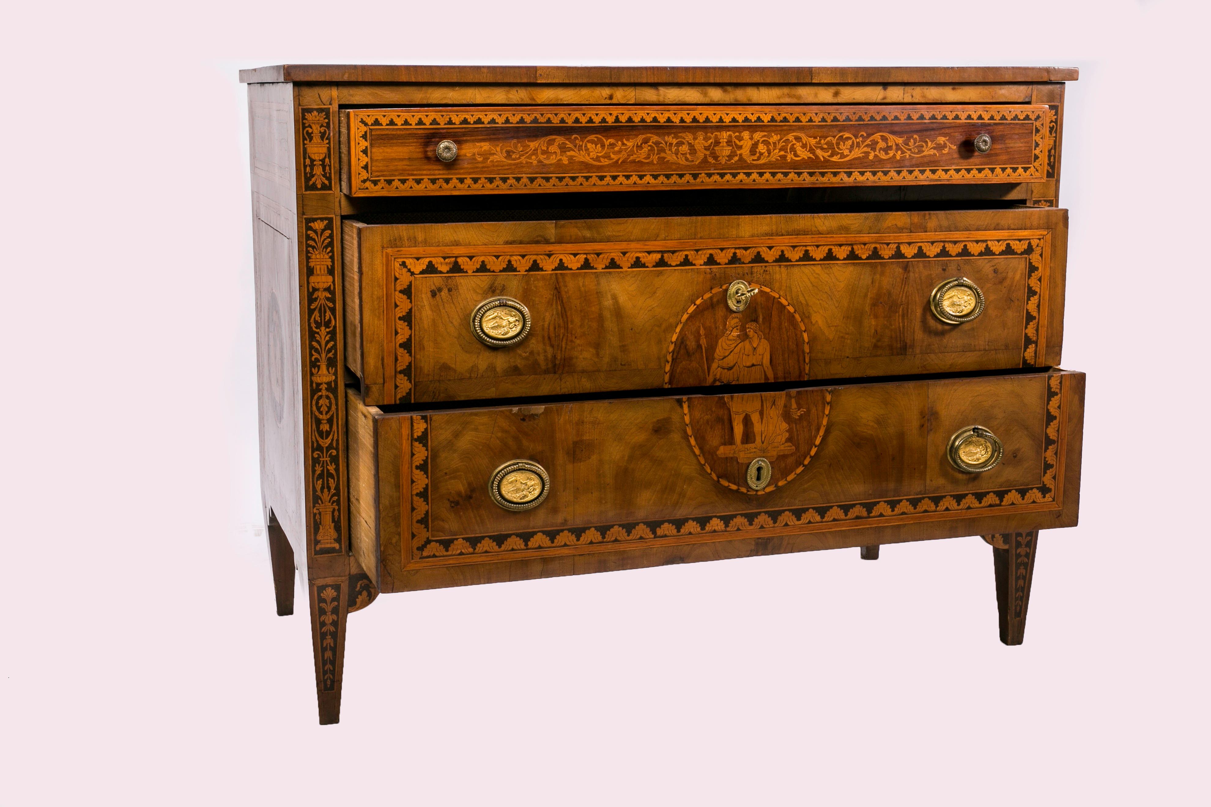 Dresser Louis XVI Lombard, the end of 1700.

The dresser is richly inlaid with figures and floral motifs of typically neoclassical taste, the handles and locks are original.

Good general condition, never restored.

Measures: L. cm 120 - D. cm 60 -
