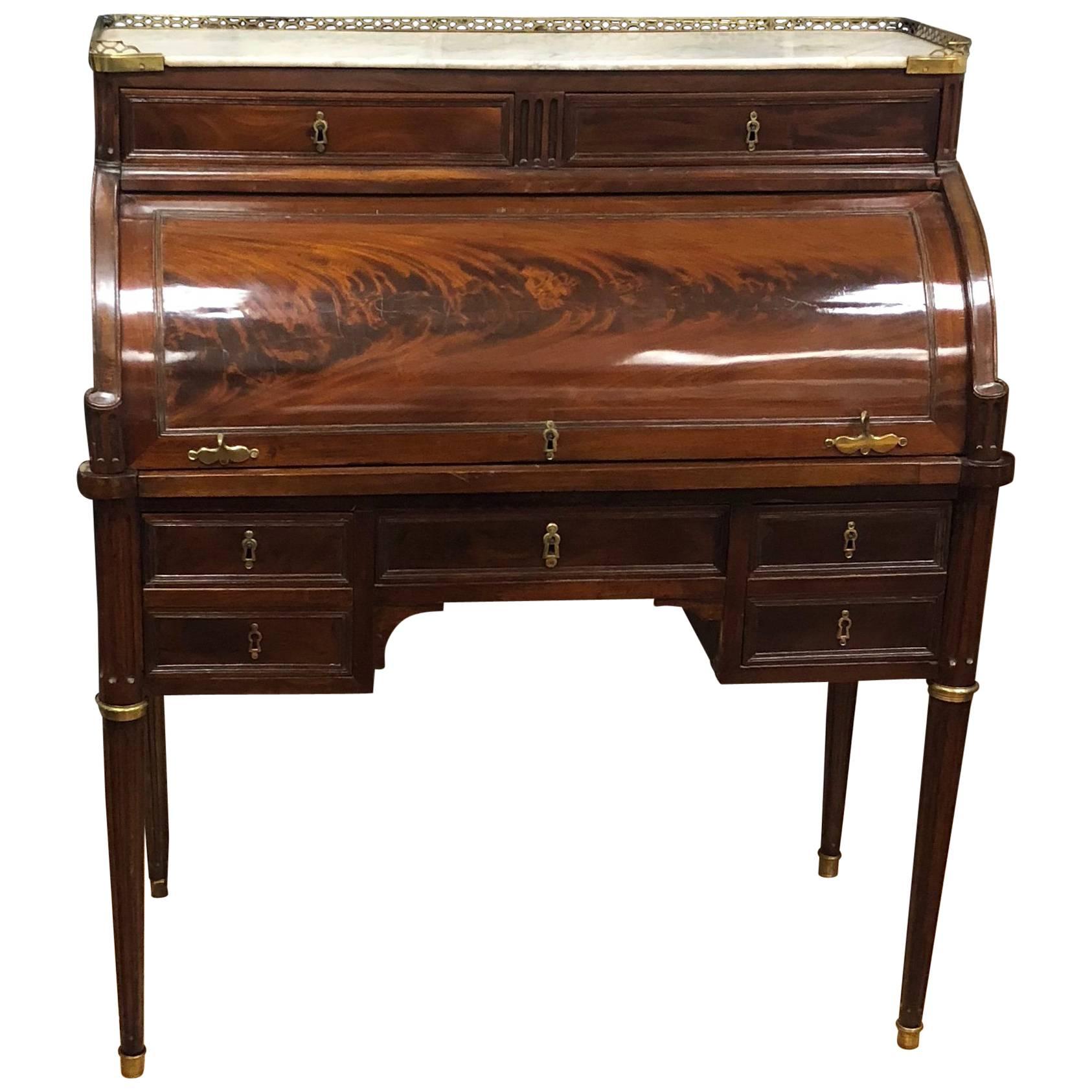 Bureau aus Mahagoni und Messing mit einem Zylindr, Louis XVI.-Stil, spätes 18. Jahrhundert