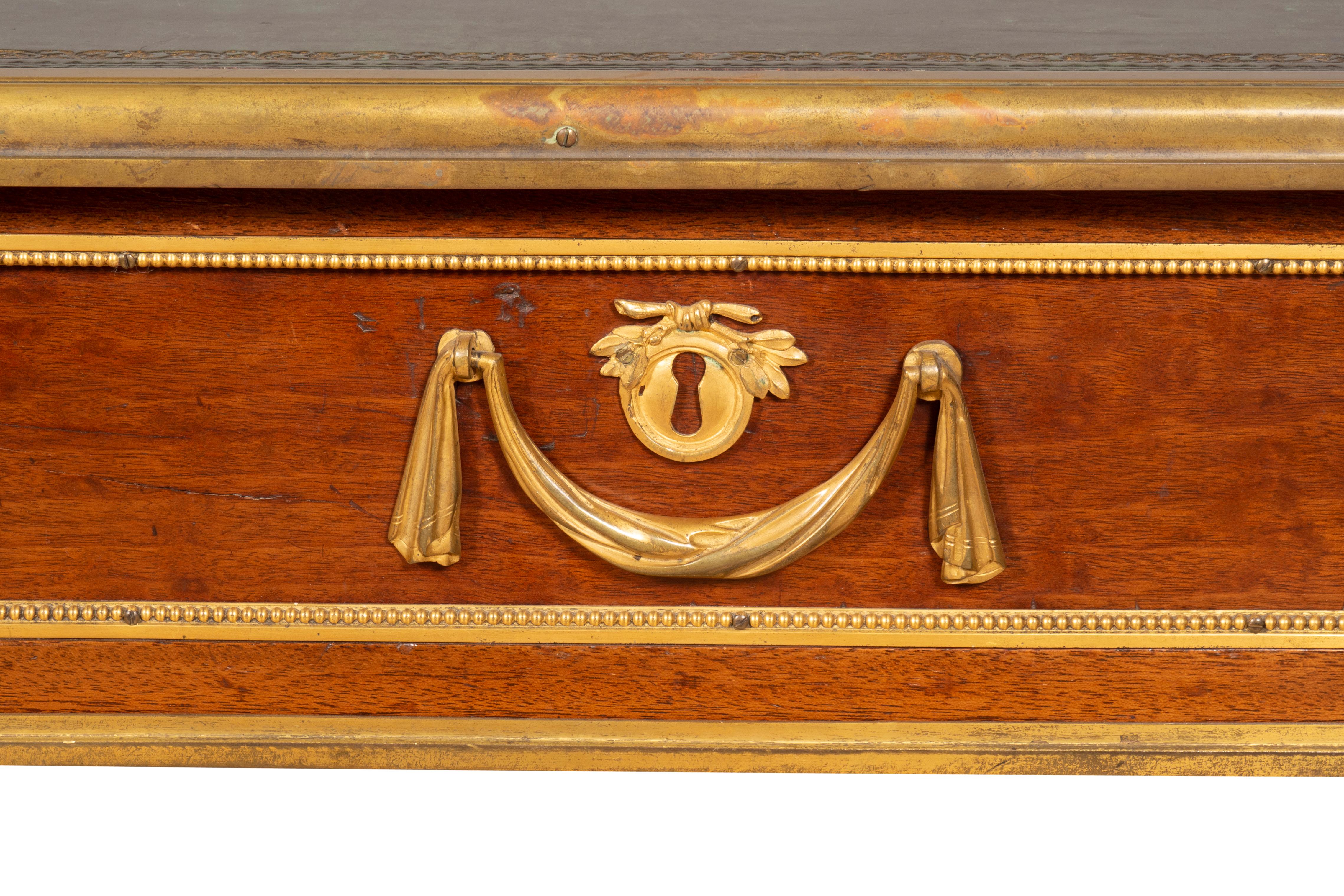 Assiette de bureau Louis XVI en acajou et bronze doré par Martin Carlin en vente 11