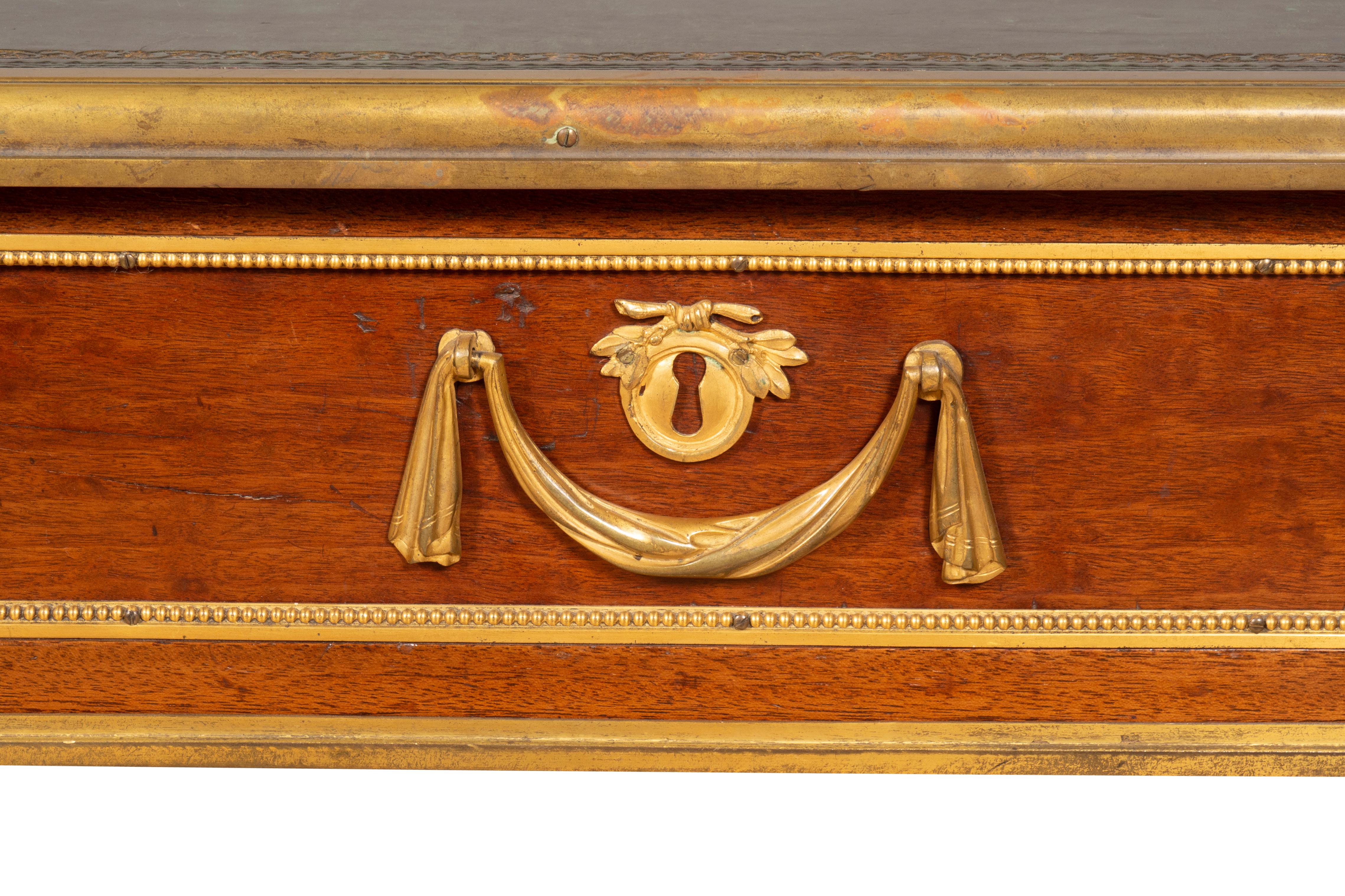 Bureau Luis XVI de Caoba y Ormolu Montado Plat By Martin Carlin en venta 11