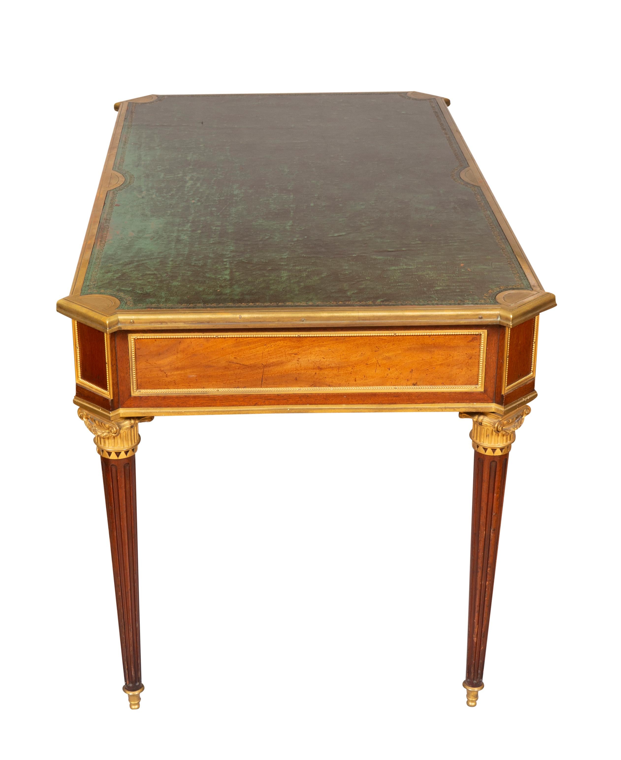 Cuir Assiette de bureau Louis XVI en acajou et bronze doré par Martin Carlin en vente