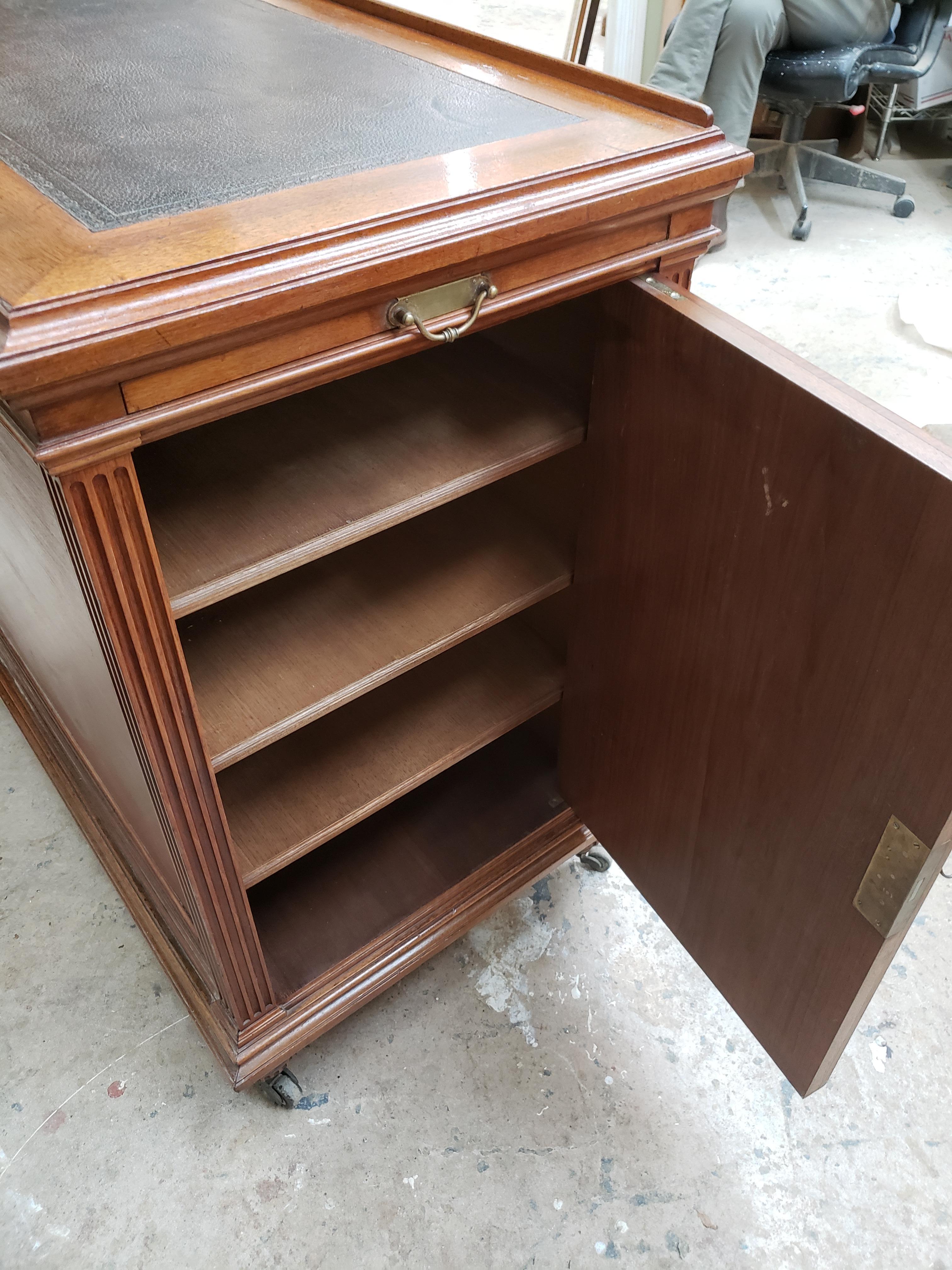 Mogano Tavolo da architetto in mogano in stile Luigi XVI con mobile laterale, 20° secolo in vendita