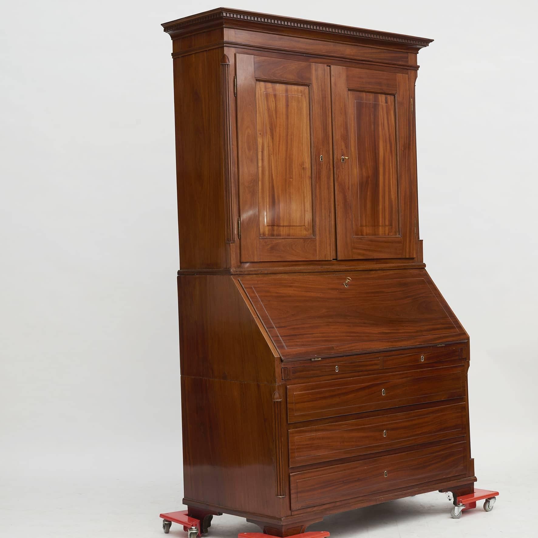 Elegant Louis XVI bureau in solid mahogany. In 3 parts.
Top with tooth cut profiled top list. Pair of doors with fillings, sides with profiled quartz columns.
Bottom part with slant-front desk behind which numerous small drawers with knobs in