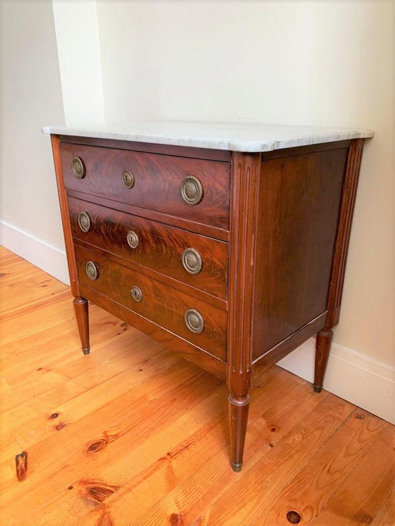 Charming little mahogany chest of drawers in the Louis XVI style. The legs are spindle shaped, the shoes, the lock and the handles are in bronze. White marble top.
France circa 1870.