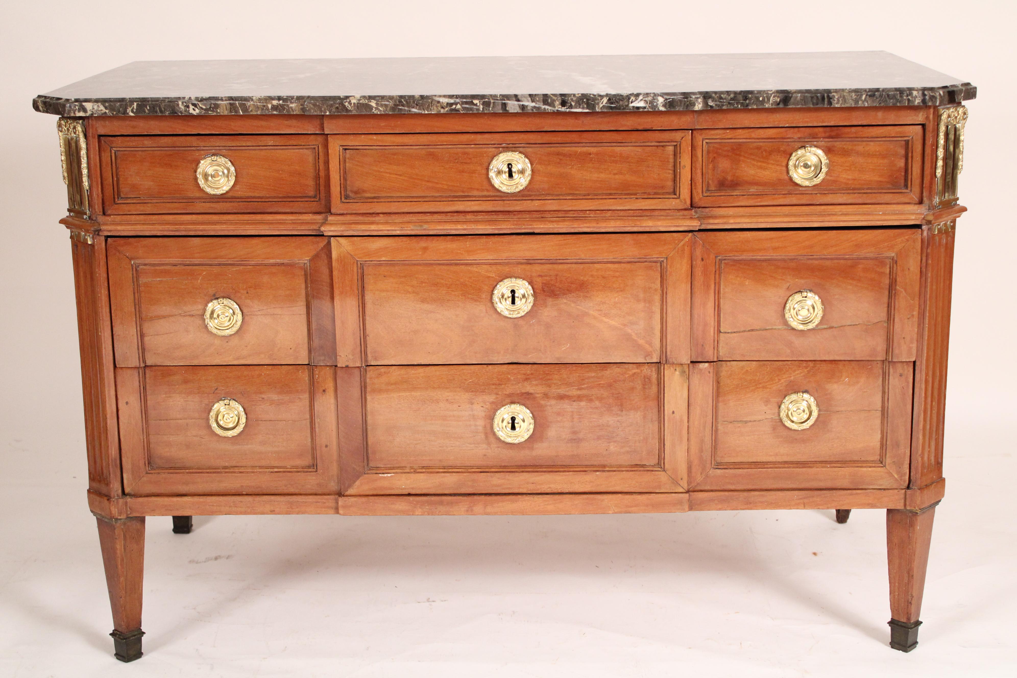 Cassettiera in mogano Luigi XVI con ferramenta in ottone e piano in marmo, circa 1800. Con un piano in marmo grigio, nero e bianco con bordi anteriori e laterali modanati e angoli anteriori inclinati, 3 cassetti superiori e due cassetti