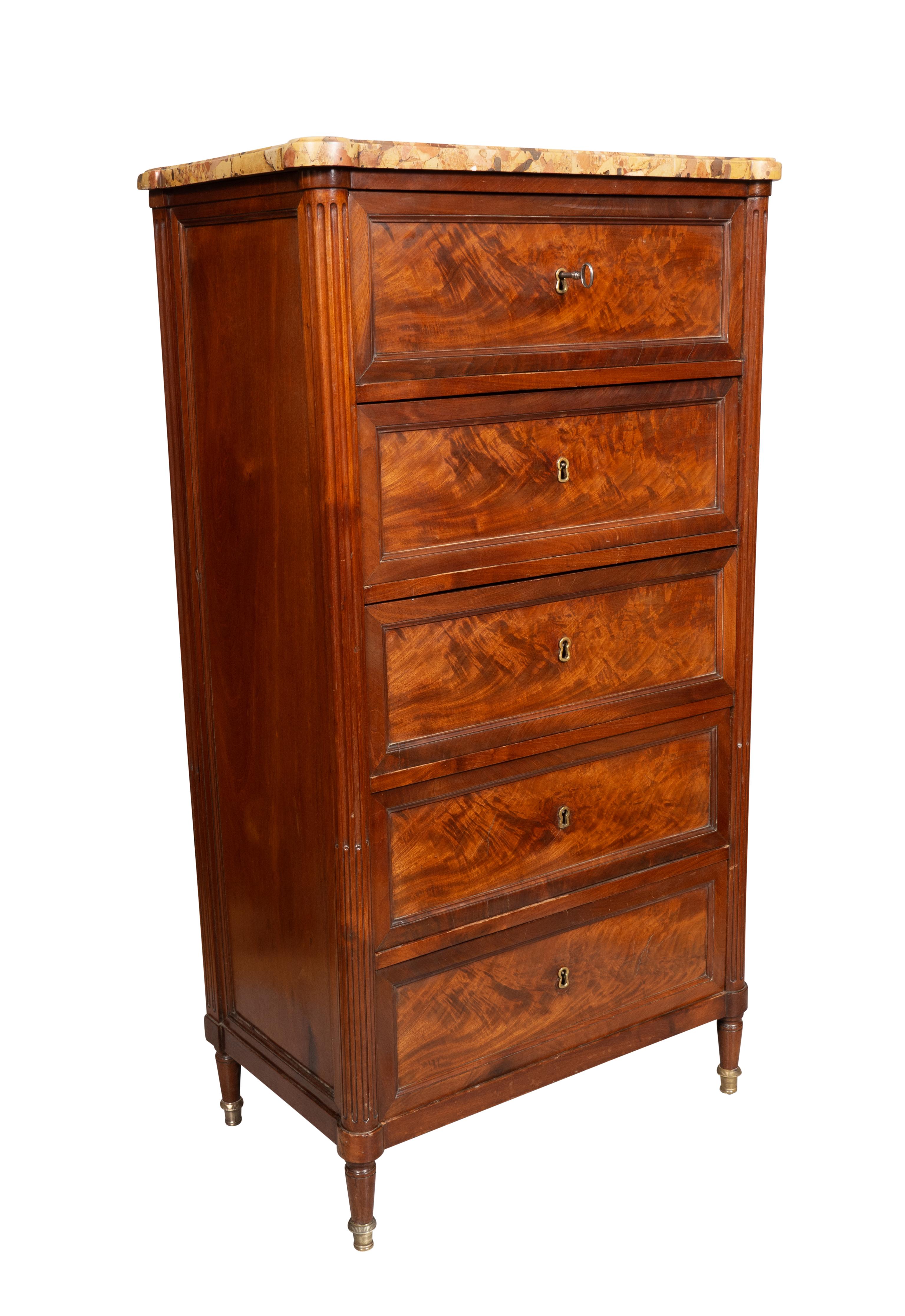 Con l'originale piano in marmo rettangolare a breche de alep con angoli anteriori arrotondati e cinque cassetti conformi. Gambe affusolate tornite con piedi a sabot in bronzo. Chiave. Timbro J.F Leleu. JME. Jean Francois Leleu ottenne il titolo di