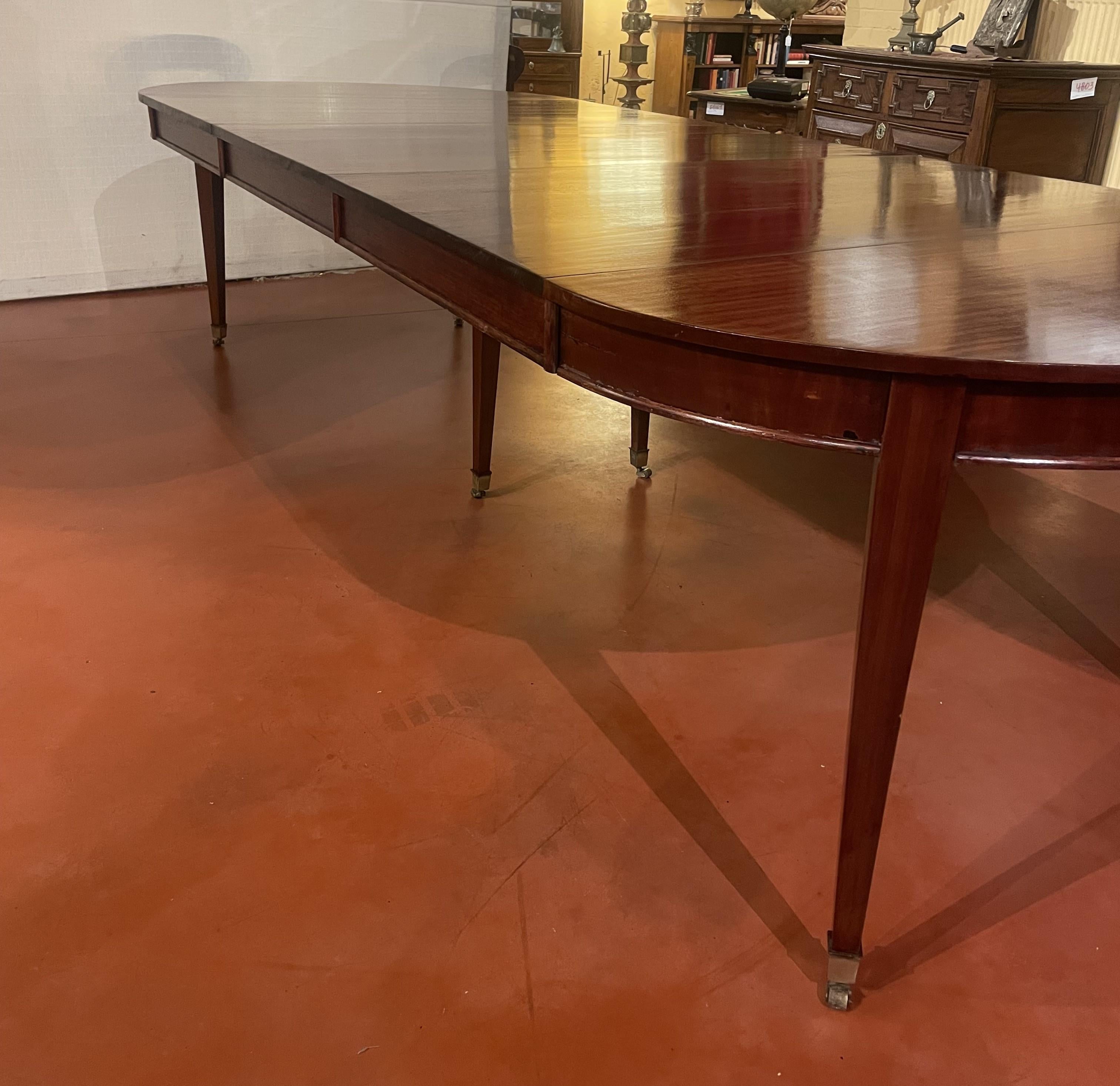 Louis XVI Mahogany Dining Table - 19th Century For Sale 6