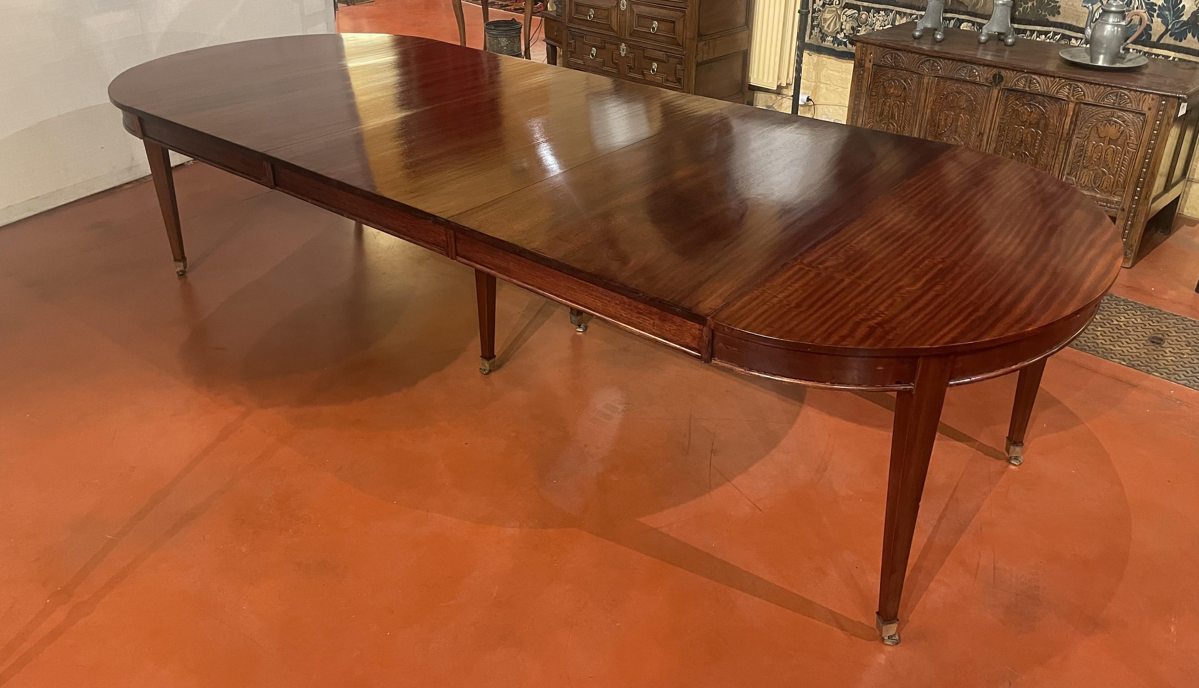 superb 19th century Louis XVI style solid mahogany extension table

Very beautiful Louis XVI style table with straight legs ending with bronze clogs and casters.

The table has very pleasant proportions
The table has three extensions made of solid