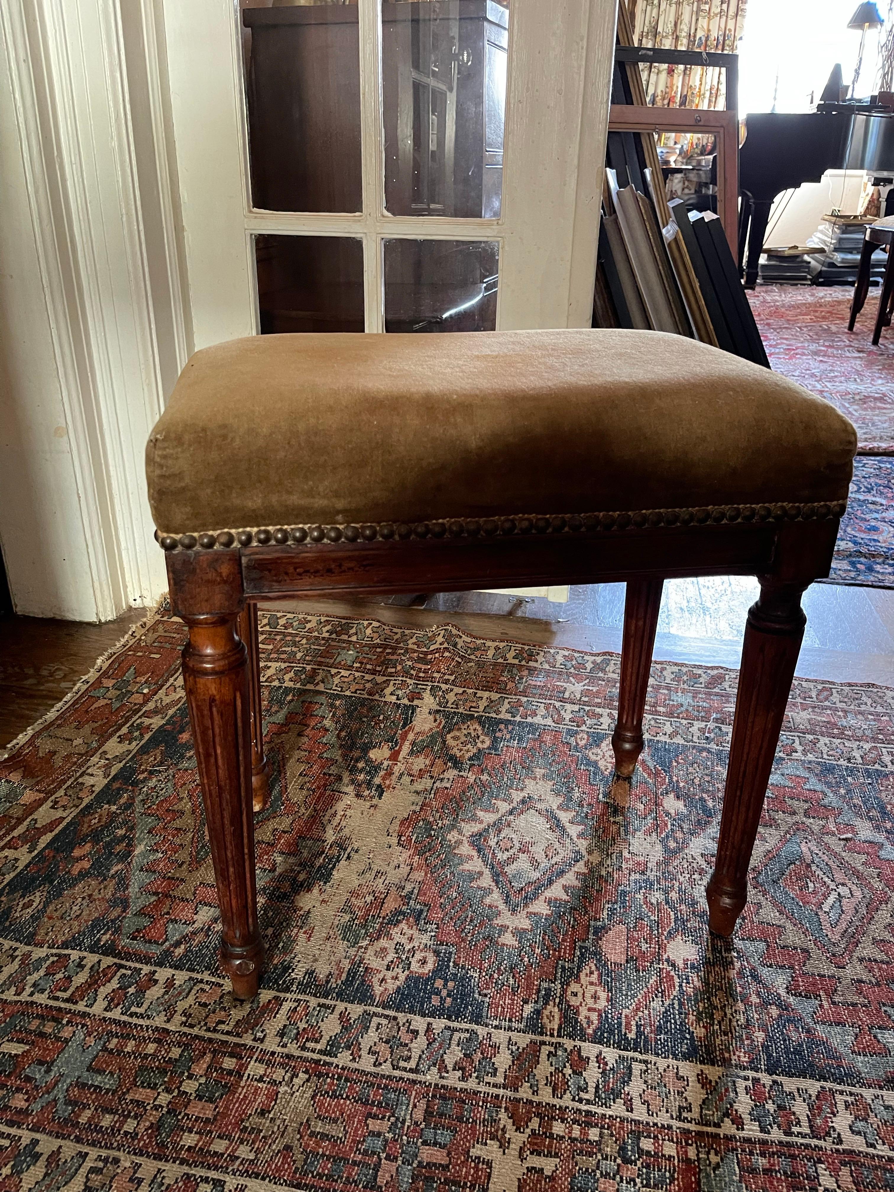 Francese Sgabello Luigi XVI in mogano rivestito in mohair, XIX secolo in vendita