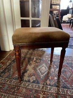 Sgabello Luigi XVI in mogano rivestito in mohair, XIX secolo
