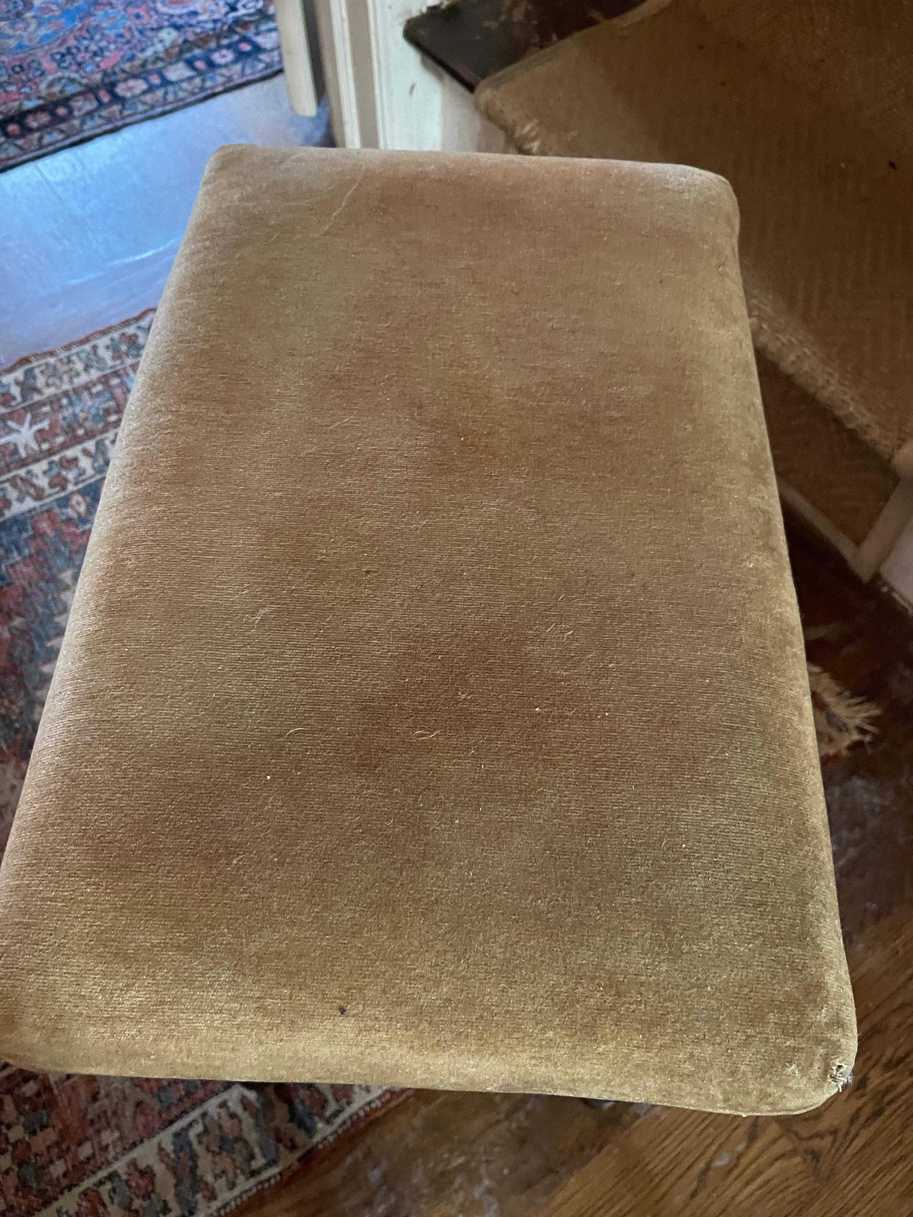 Sgabello Luigi XVI in mogano rivestito in mohair, XIX secolo in vendita 1