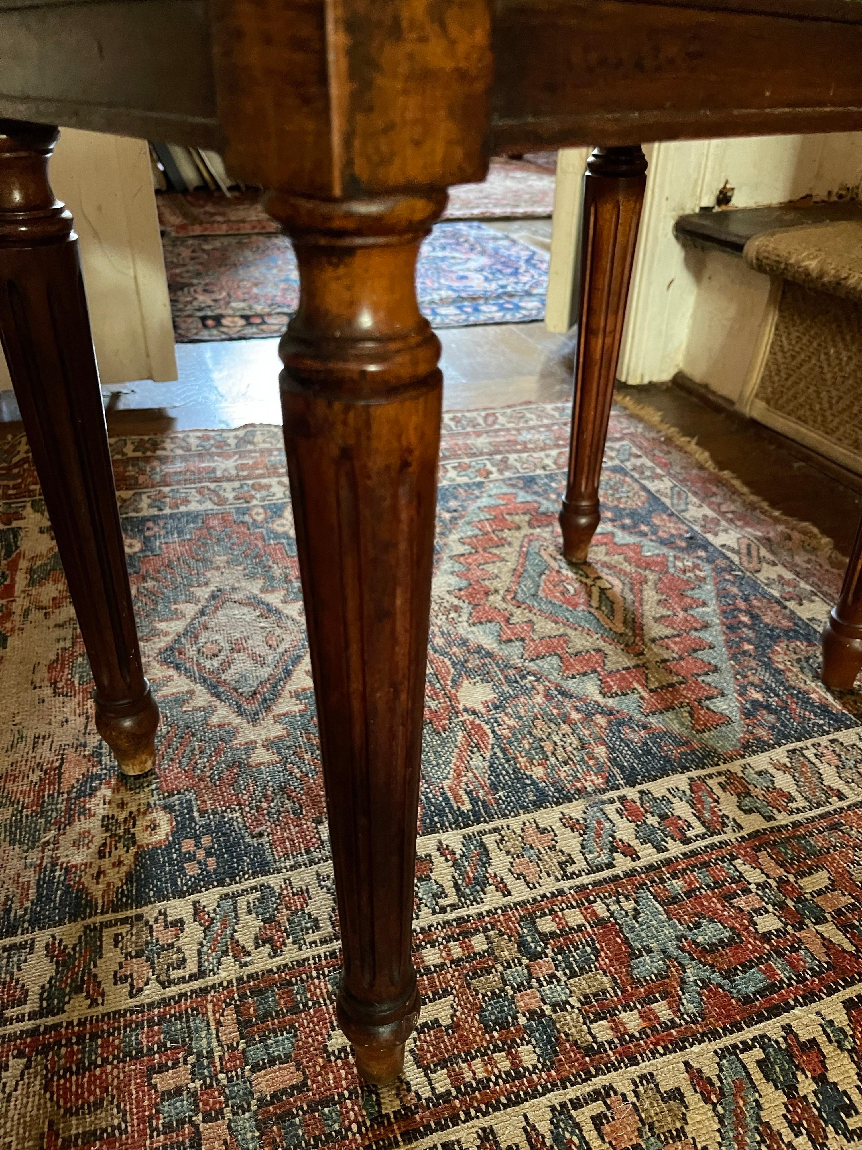 Sgabello Luigi XVI in mogano rivestito in mohair, XIX secolo in vendita 2