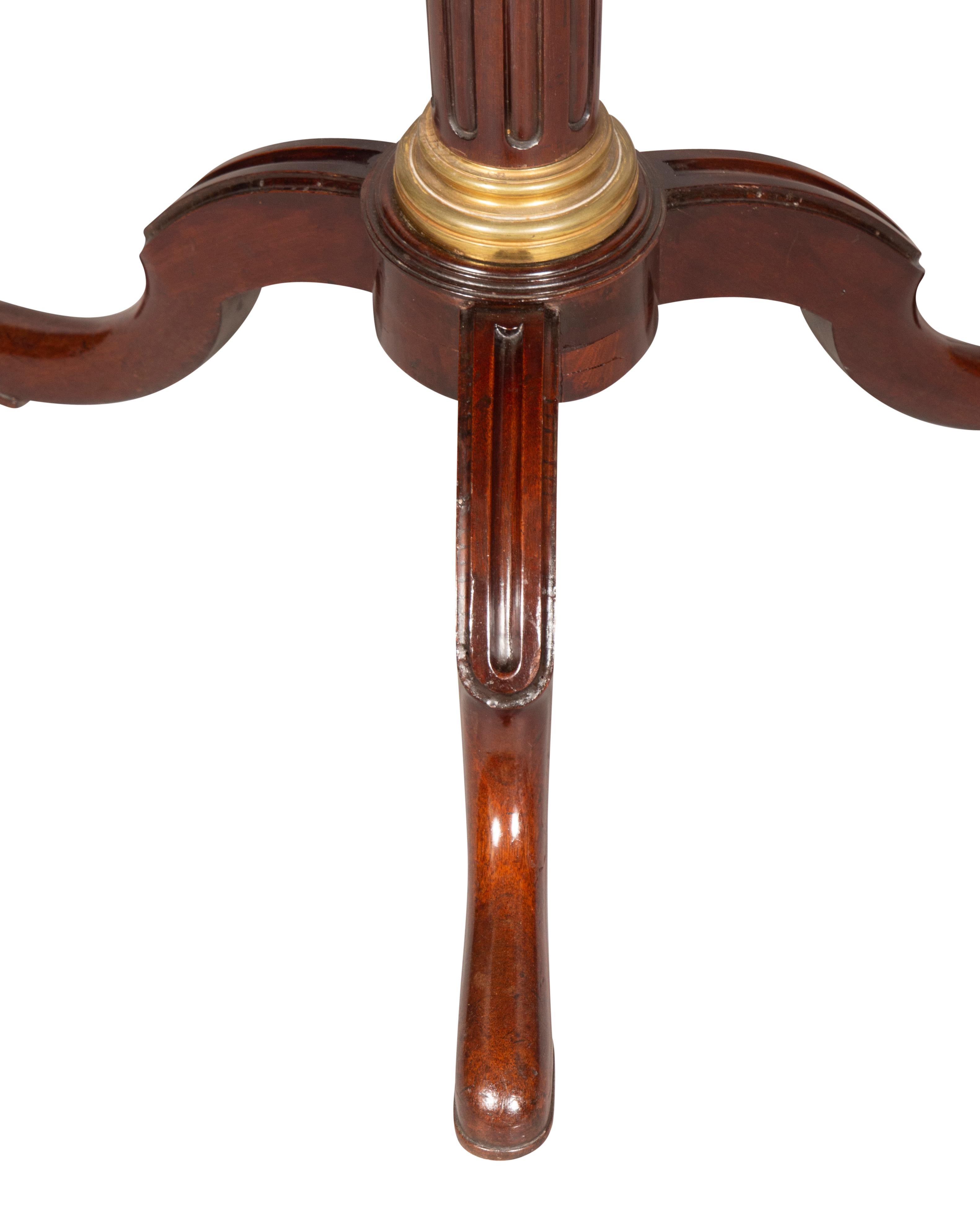 Table à plateau basculant Louis XVI en acajou en vente 4