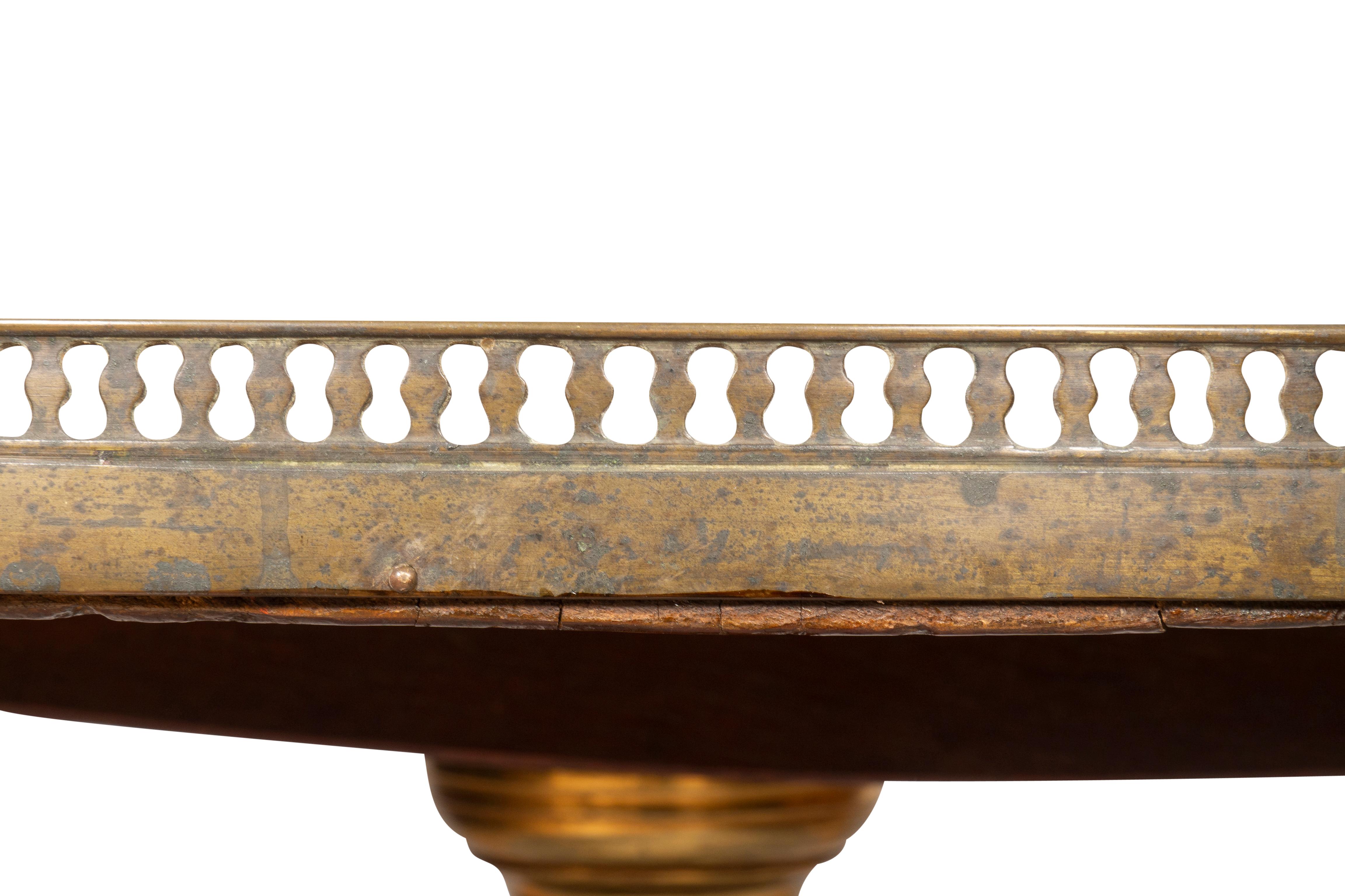 Table à plateau basculant Louis XVI en acajou en vente 5